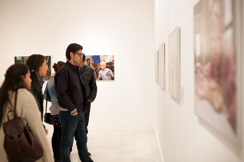 Casa África muestra la realidad de la vida de los albinos en Senegal con una exposición fotográfica