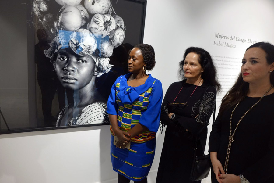 Caddy Adzuba regresa a Casa África para ver la exposición «Mujeres del Congo» y dar una conferencia con Isabel Muñoz