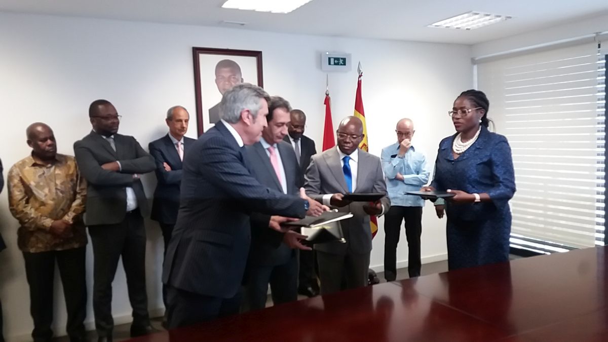 El director general de Casa África participa en la firma de un proyecto de formación en emprendeduría en Namibia y Angola