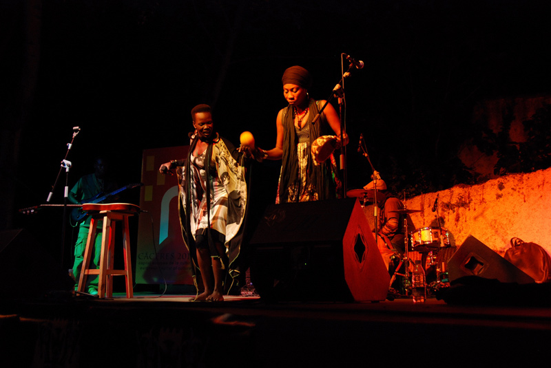 La cantante Njaaya causa sensación en el estreno de Womad Cáceres