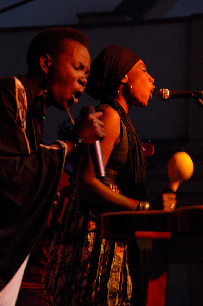 La cantante Njaaya causa sensación en el estreno de Womad Cáceres