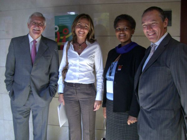 Elsa Casas se reúne con el comité de la Red de Mujeres por un Mundo Mejor en Casa África