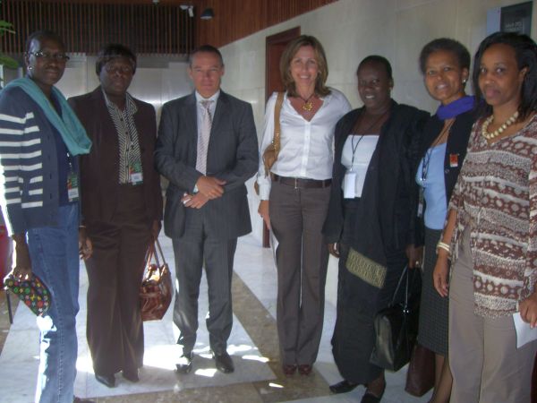 Elsa Casas se reúne con el comité de la Red de Mujeres por un Mundo Mejor en Casa África