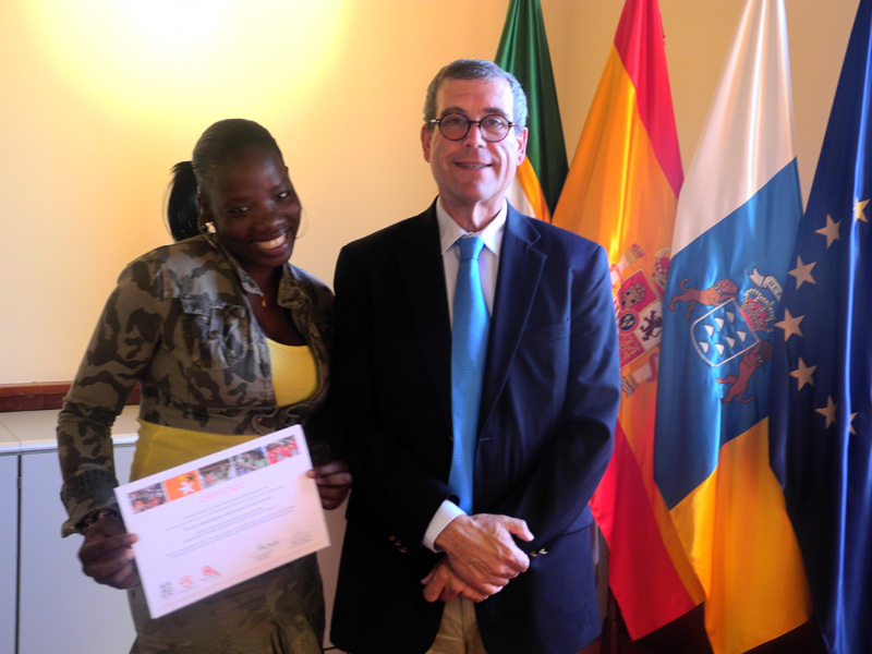 Los alumnos del curso de animación sociocultural reciben su titulación en Casa África