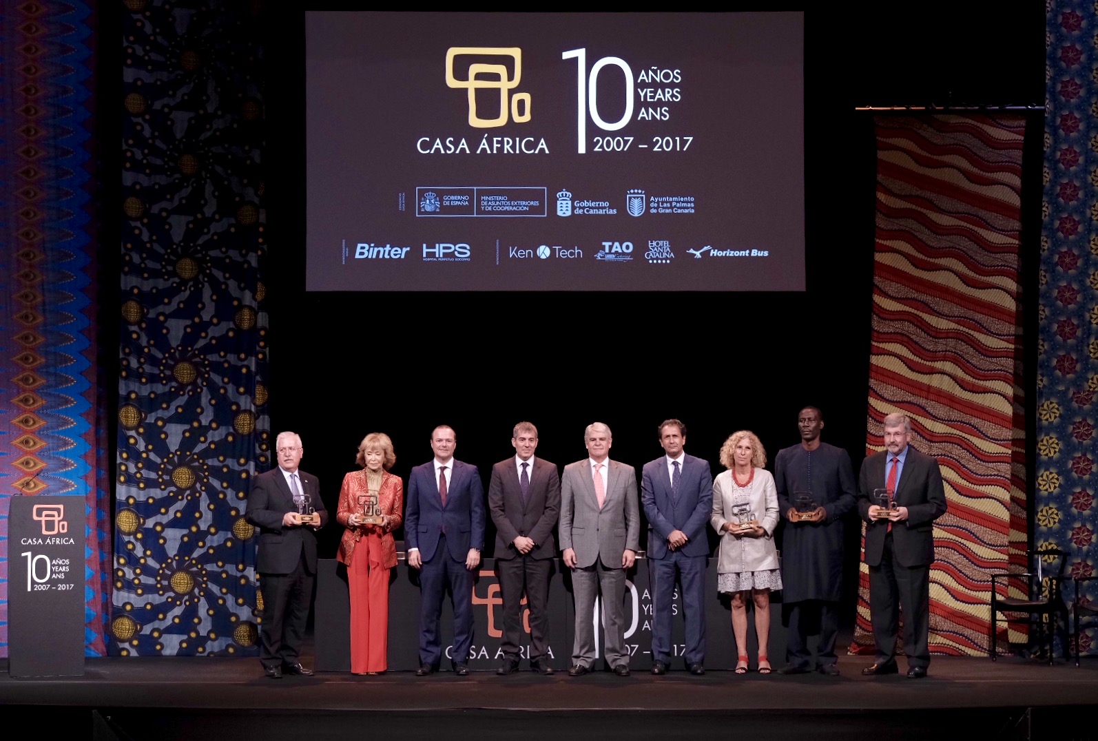 Entrega de reconocimientos durante el acto institucional del 10º Aniversario de Casa África
