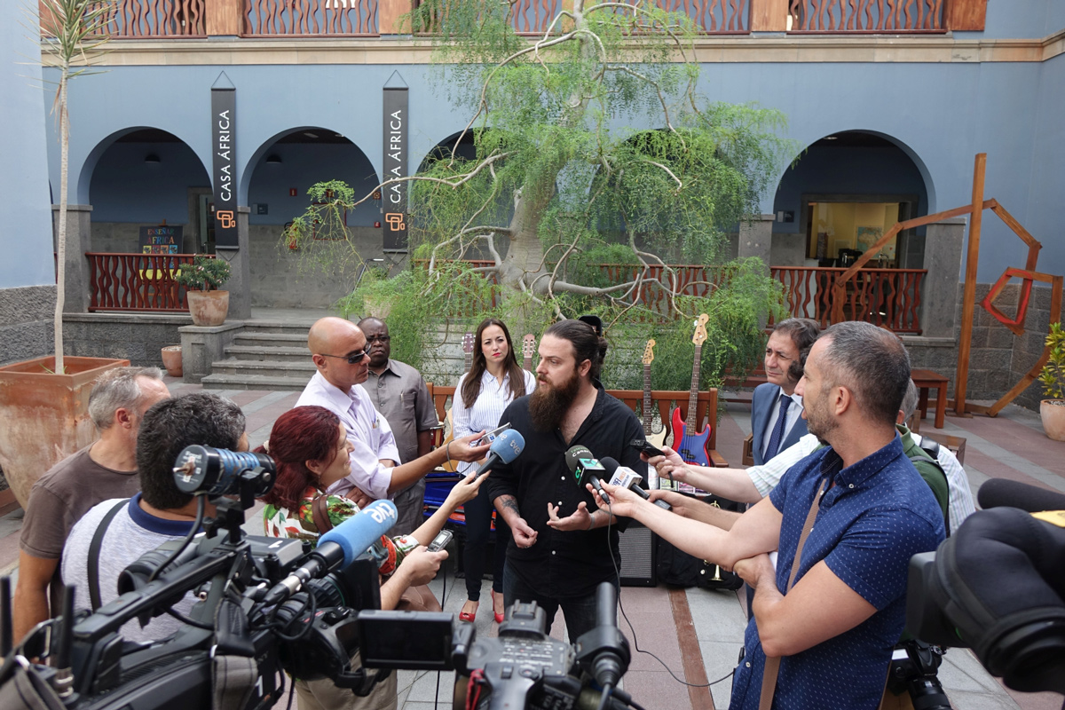 Casa África entrega a Red Beard los instrumentos recogidos en su sede para jóvenes músicos de Guinea Ecuatorial