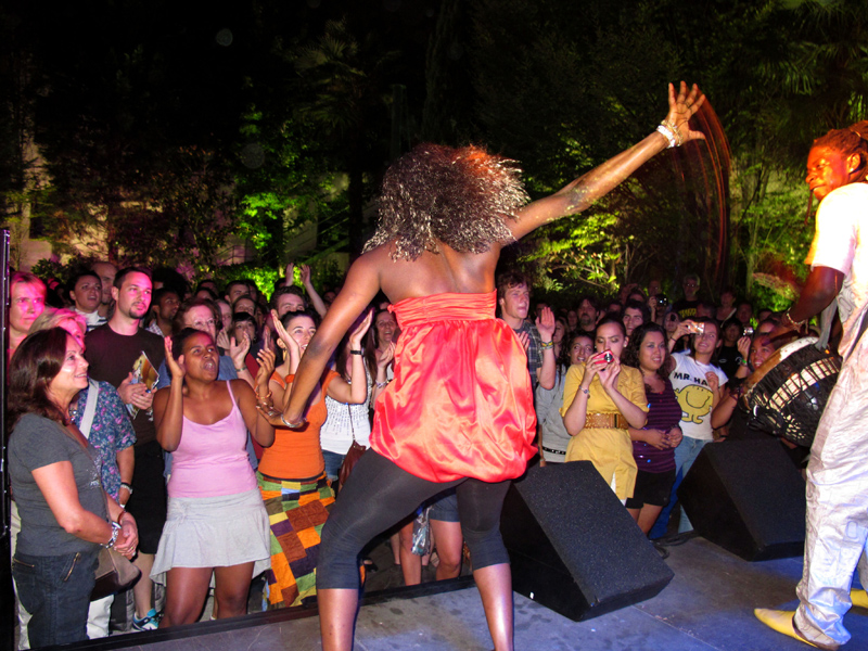 Cerca de cuatro mil personas descubren el 'house' africano en la Noche en Blanco