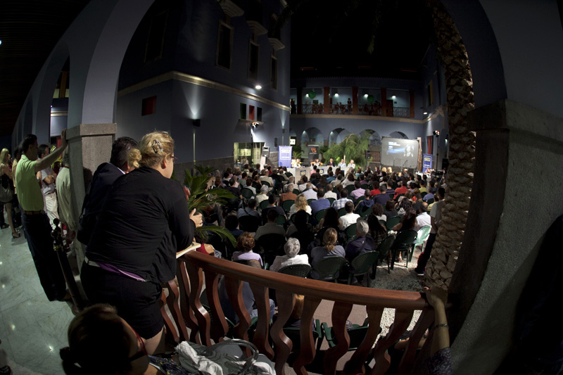 Àngels Barceló y “Hora 25” se abren al mundo desde el patio de Casa África
