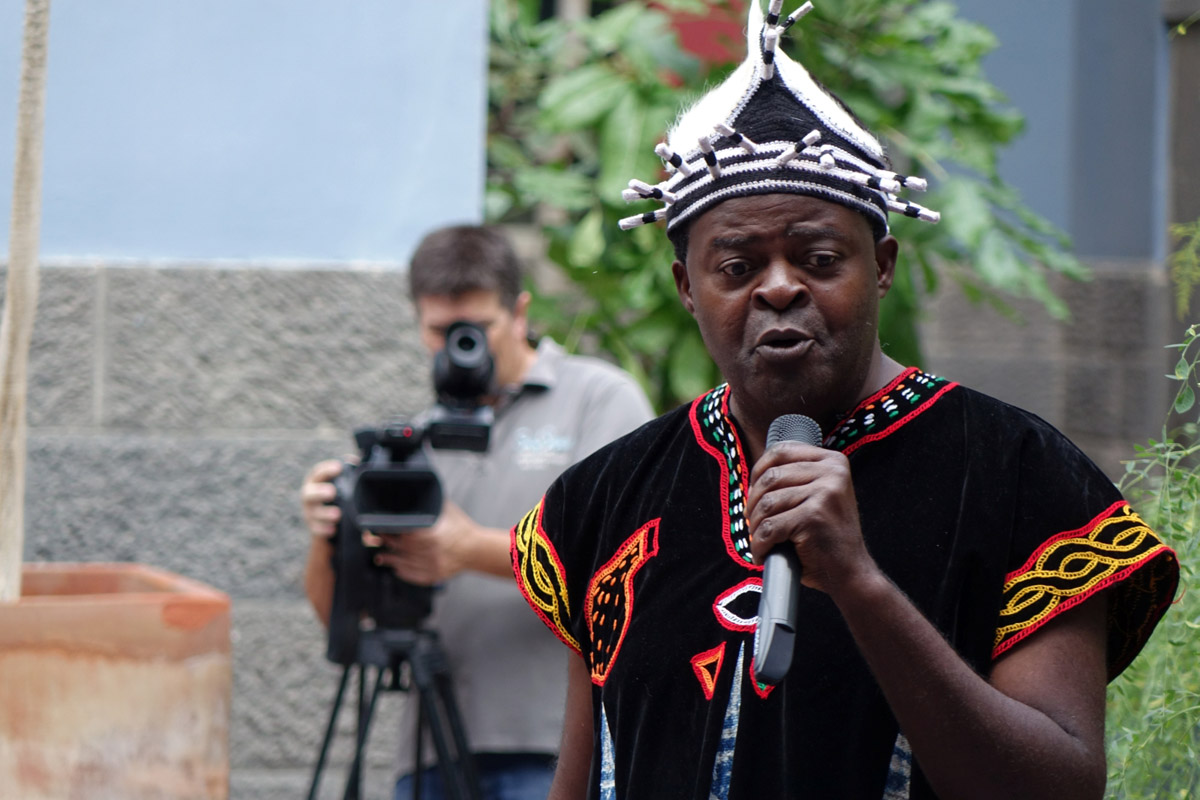 Los cuentos de Boniface Ofogo llenan el patio de Casa África