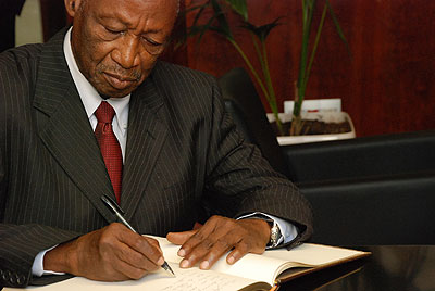 El historiador Djibril Tamsir Niane visita Casa África