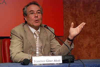 Giner Abati da una conferencia sobre su última expedición en Casa África