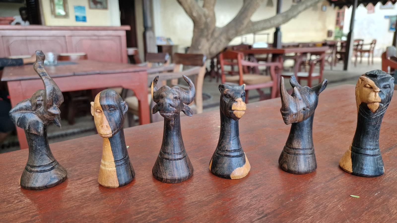 Kabila-Los totems de ébano representan a los líderes de cada poblado