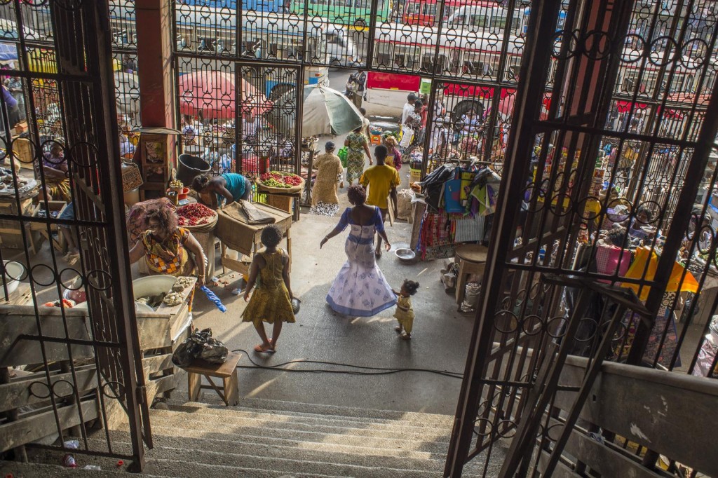 A la salida del mercado (accra, ghana)