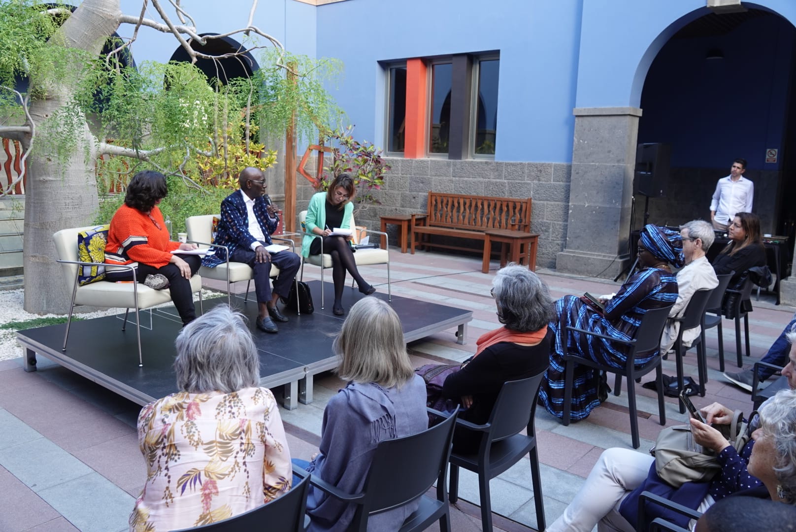 Momento de la presentación en el patio de Casa África