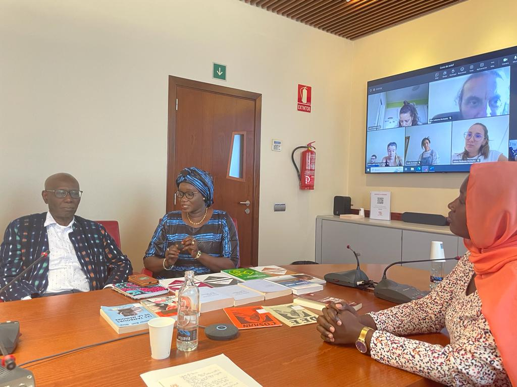 Boris saluda a los alumnos del curso de wolof de Casa África