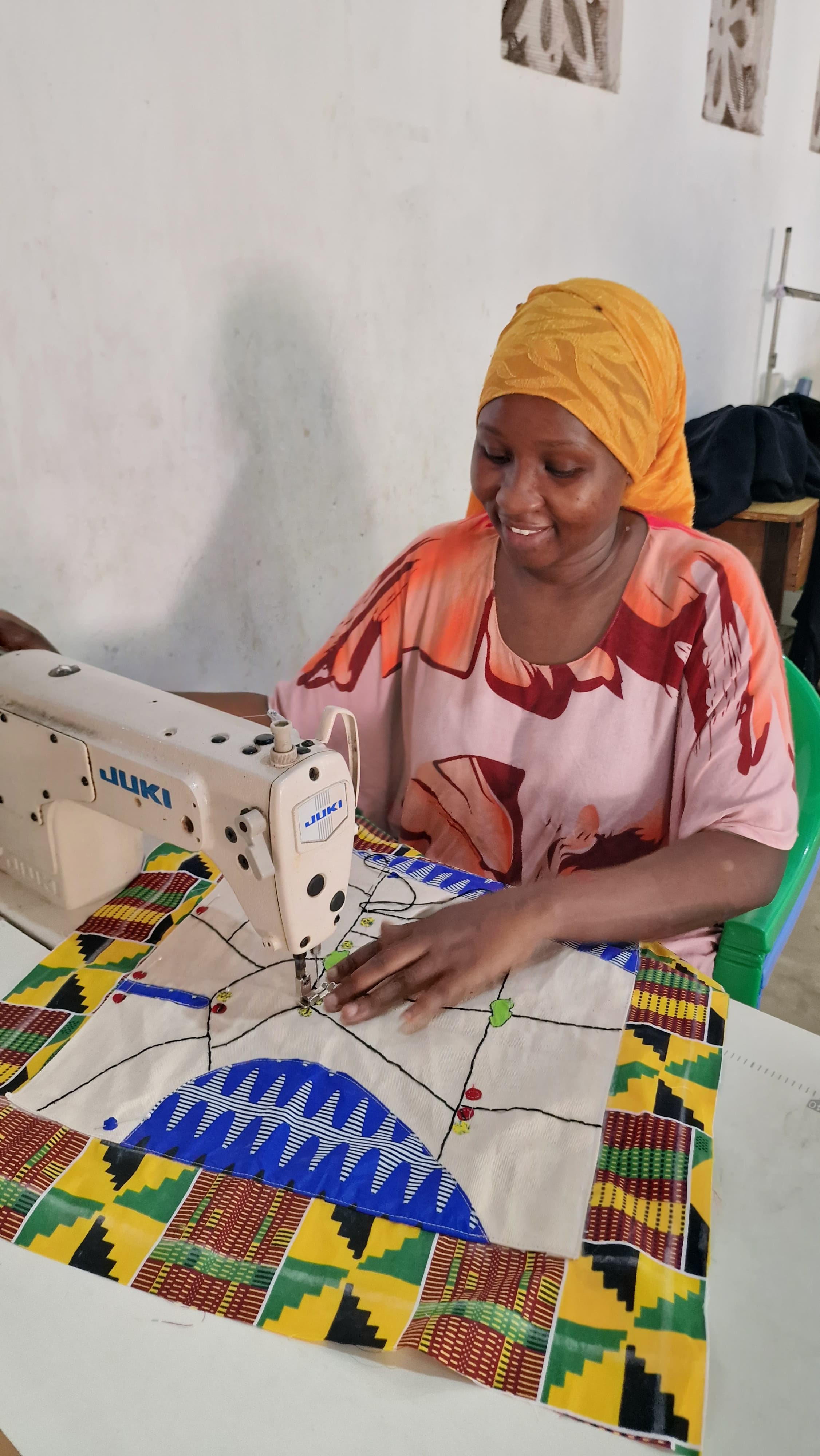 Kabila-Mujeres en Kenia elaboran el tablero con tejidos locales