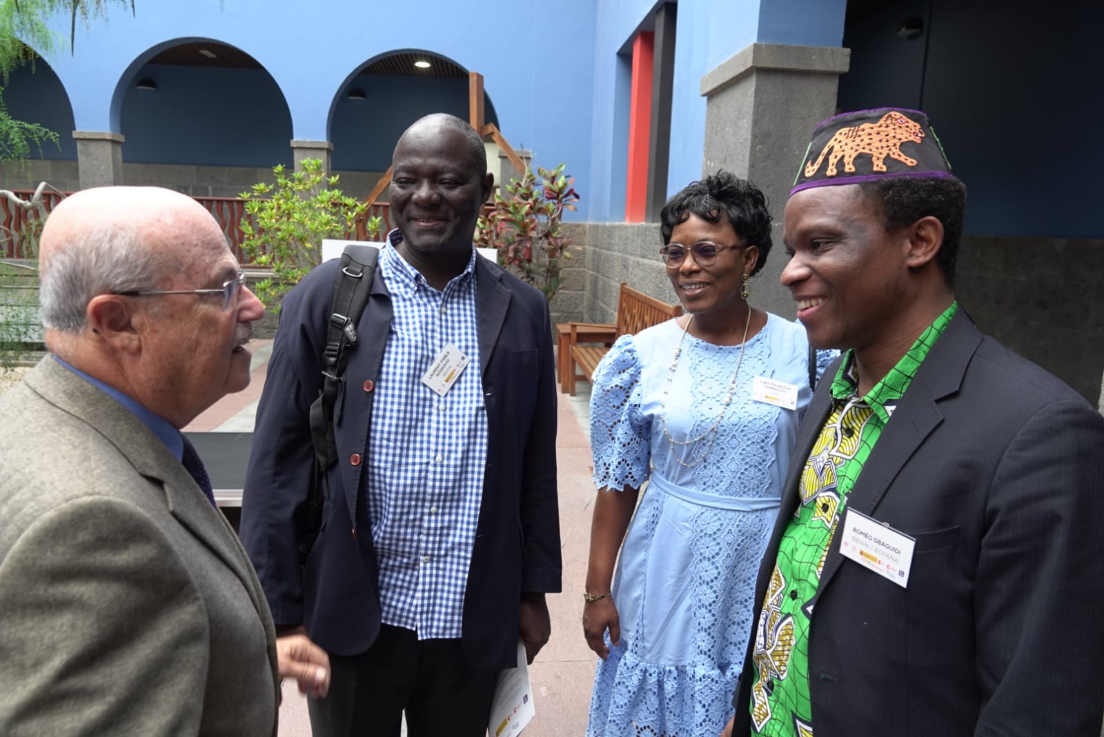 Compartiendo en el patio de Casa África antes del III Encuentro de Hispanistas África-España