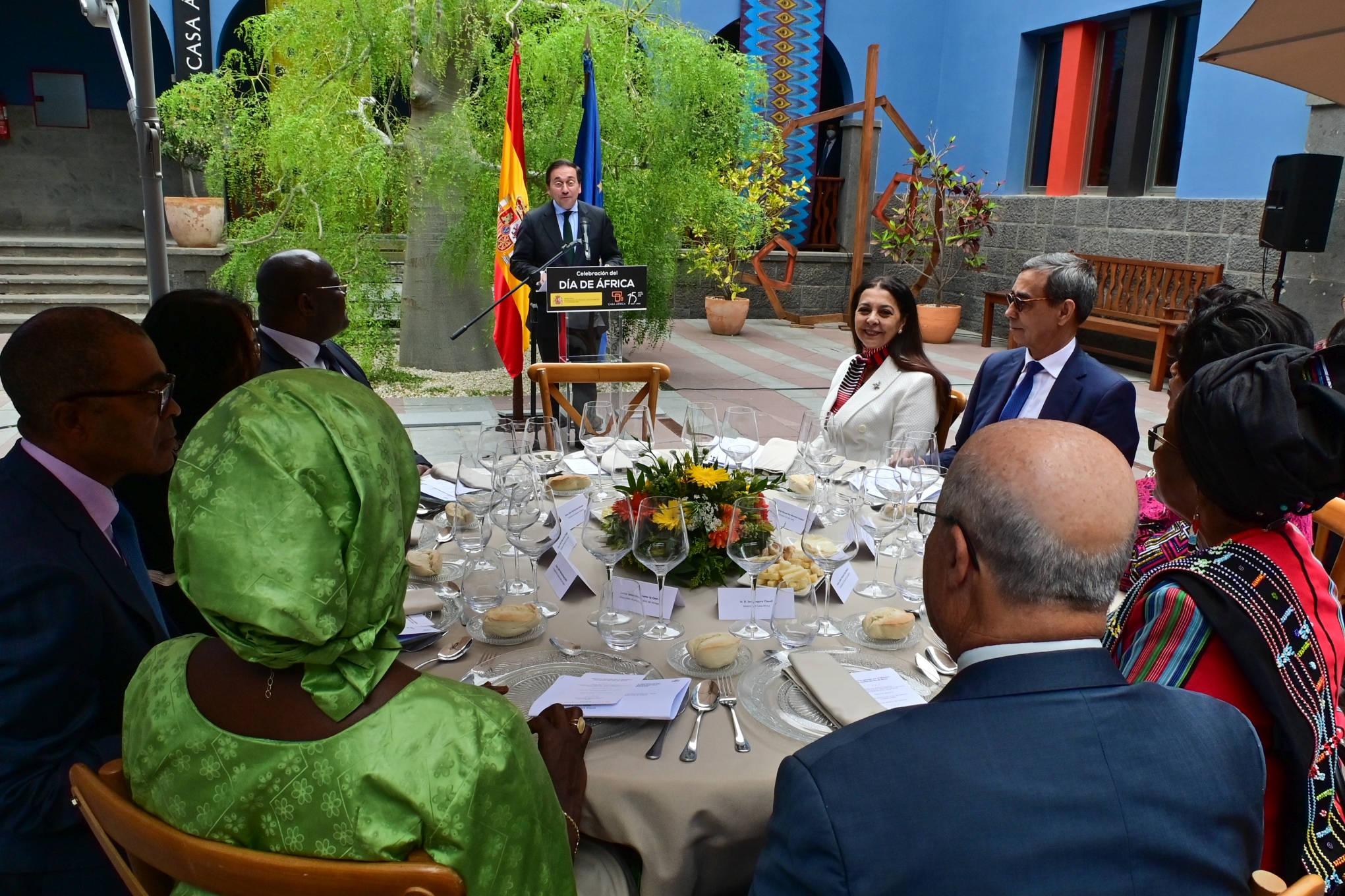 El ministro se dirige a los embajadores en el Día de África
