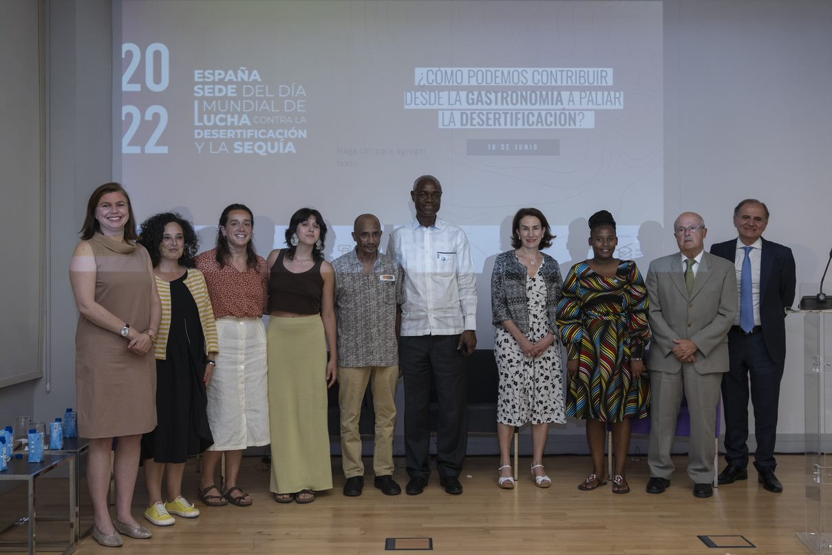 En el centro de la imagen, Ibrahim Thiaw, secretario ejecutivo de la Convención para Combatir la Desertificación de Naciones Unidas