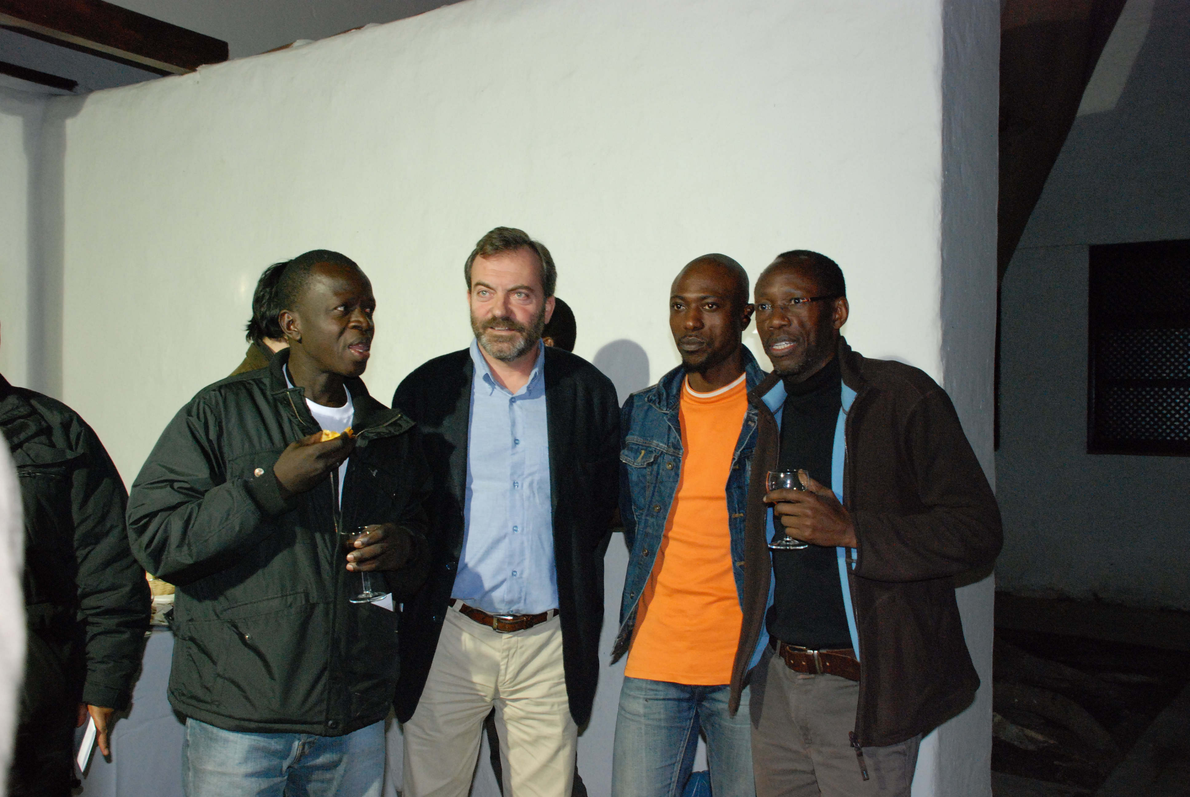1. Ricardo Martínez, Director General de Casa África, con los bailarines invitados al programa África en Movimiento