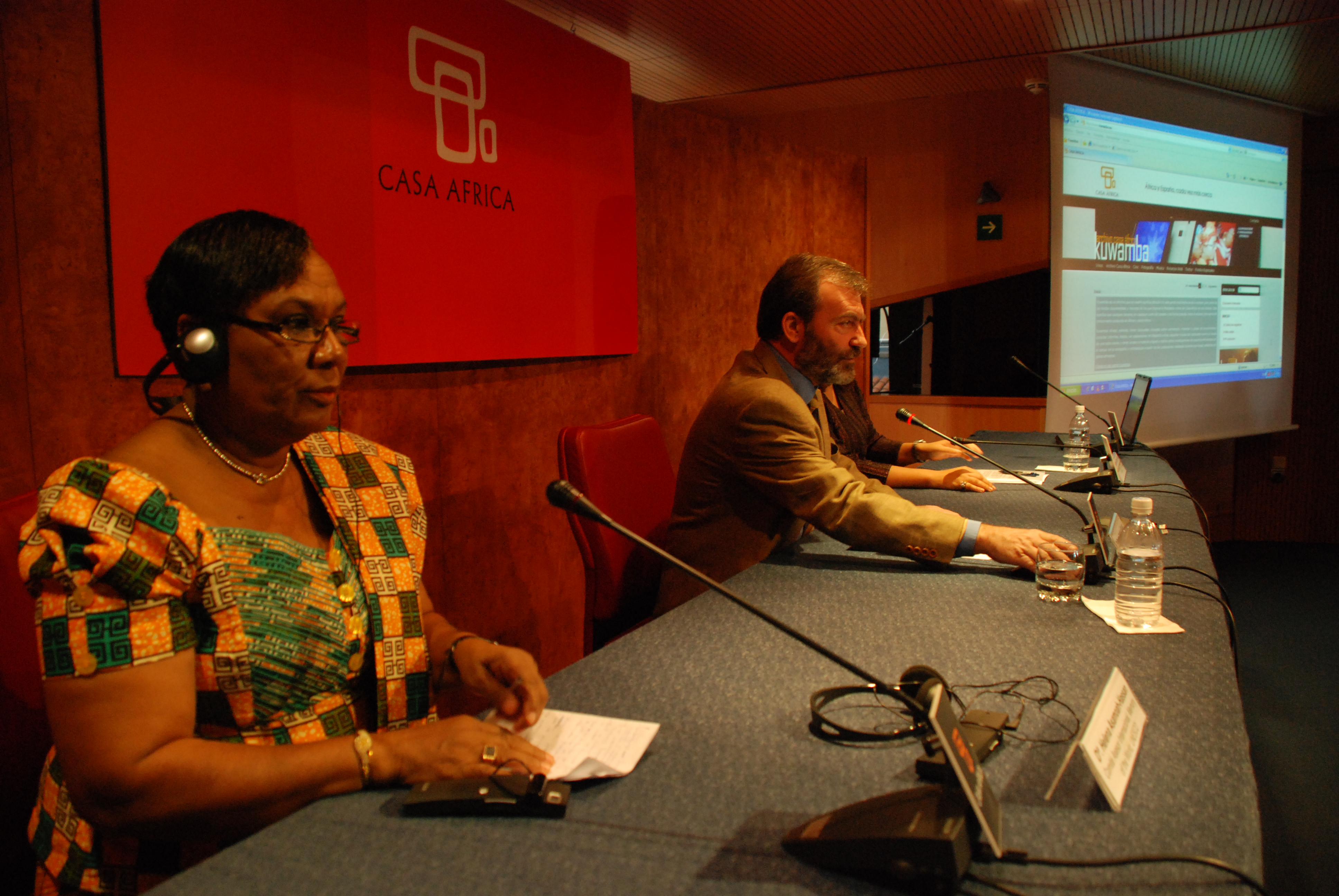 - Presentación del III Encuentro sobre Biblioteconomía en Casa África por Ricardo Martínez Vázquez -Director General de Casa África- y por Helen Asamoah-Hassan representante de la IFLA en África, Sudáfrica