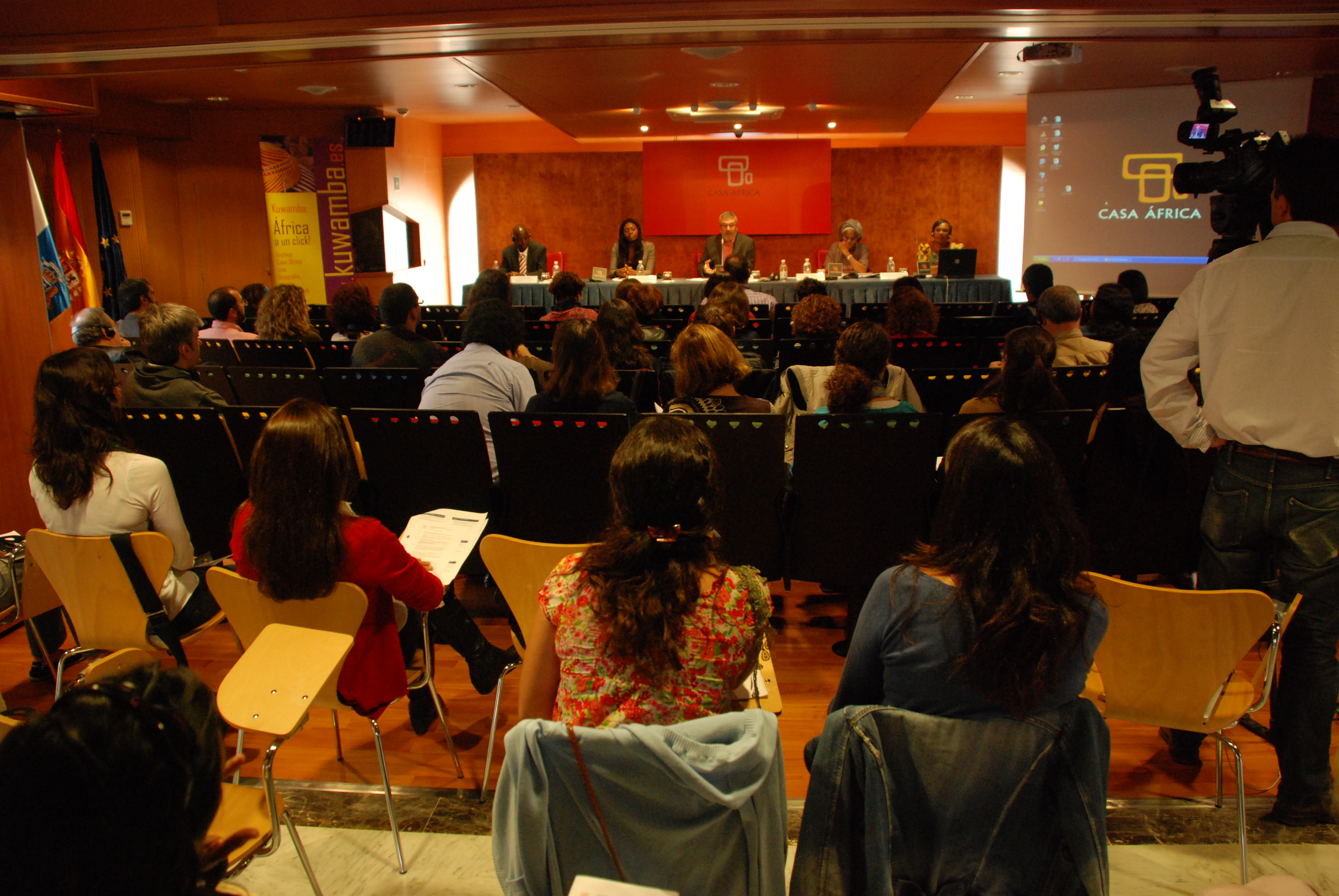 - Presentación e intervenciones de la Mesa sobre Bibliotecas y Cooperación en el III Encuentro sobre Biblioteconomía en Casa África