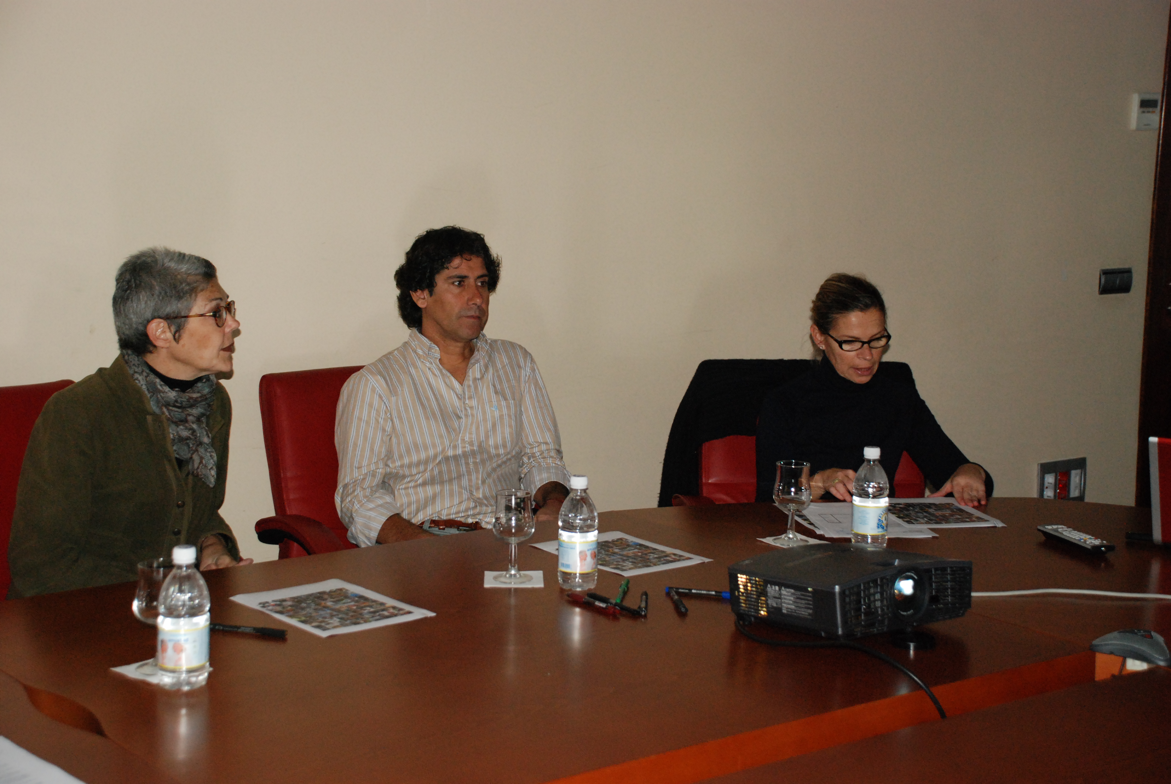 1. De izq. a dere. jurado del II Concurso Objetivo África: Cristina R. Court - responsable del Laboratorio de Investigación del Centro Atlántico de Arte Moderno -, Arcadio Suárez - fotógrafo -, Teresa Correa - artista y antropofotógrafa -