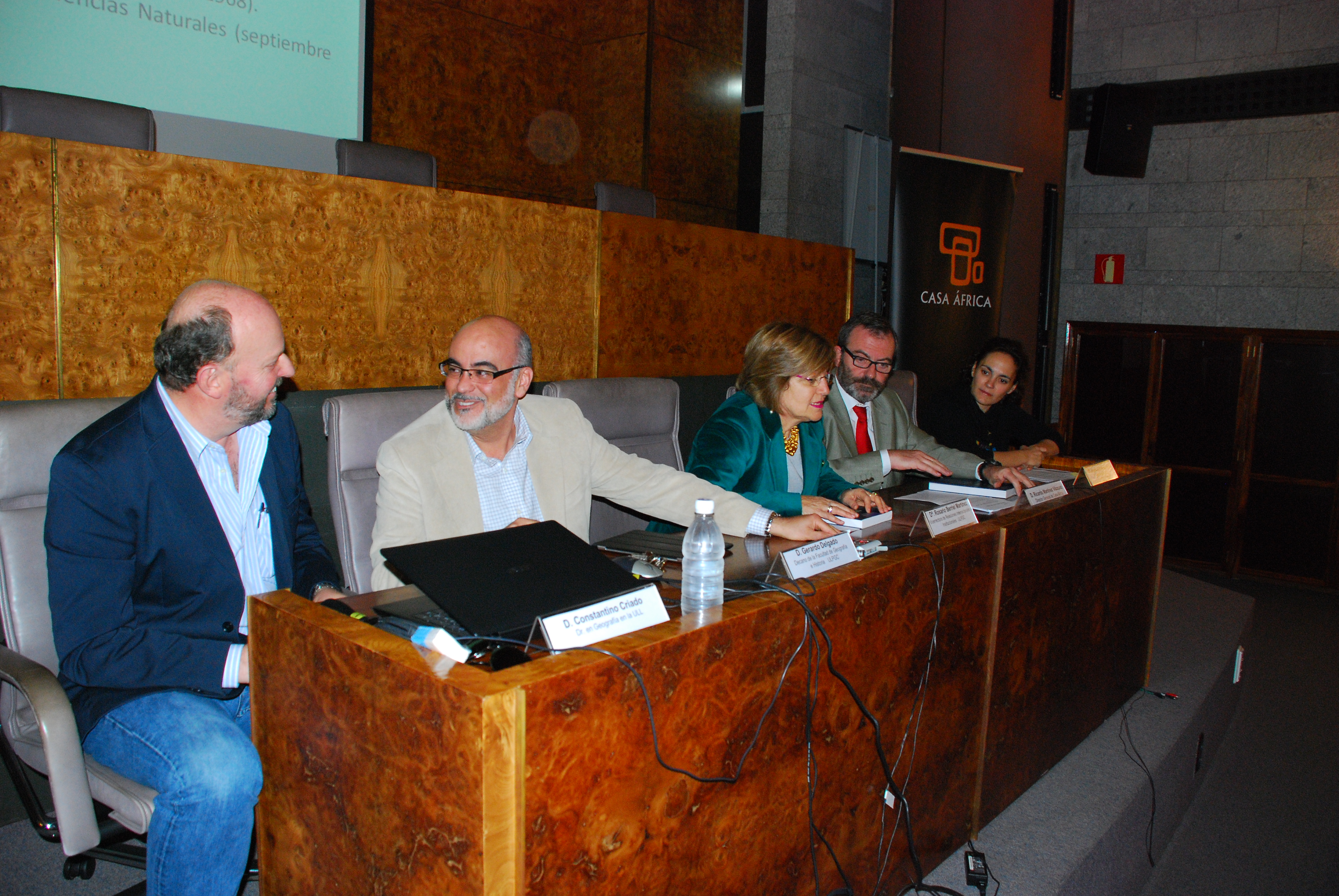 1. Mesa de presentación del libro Biografía de un desierto. El Sáhara