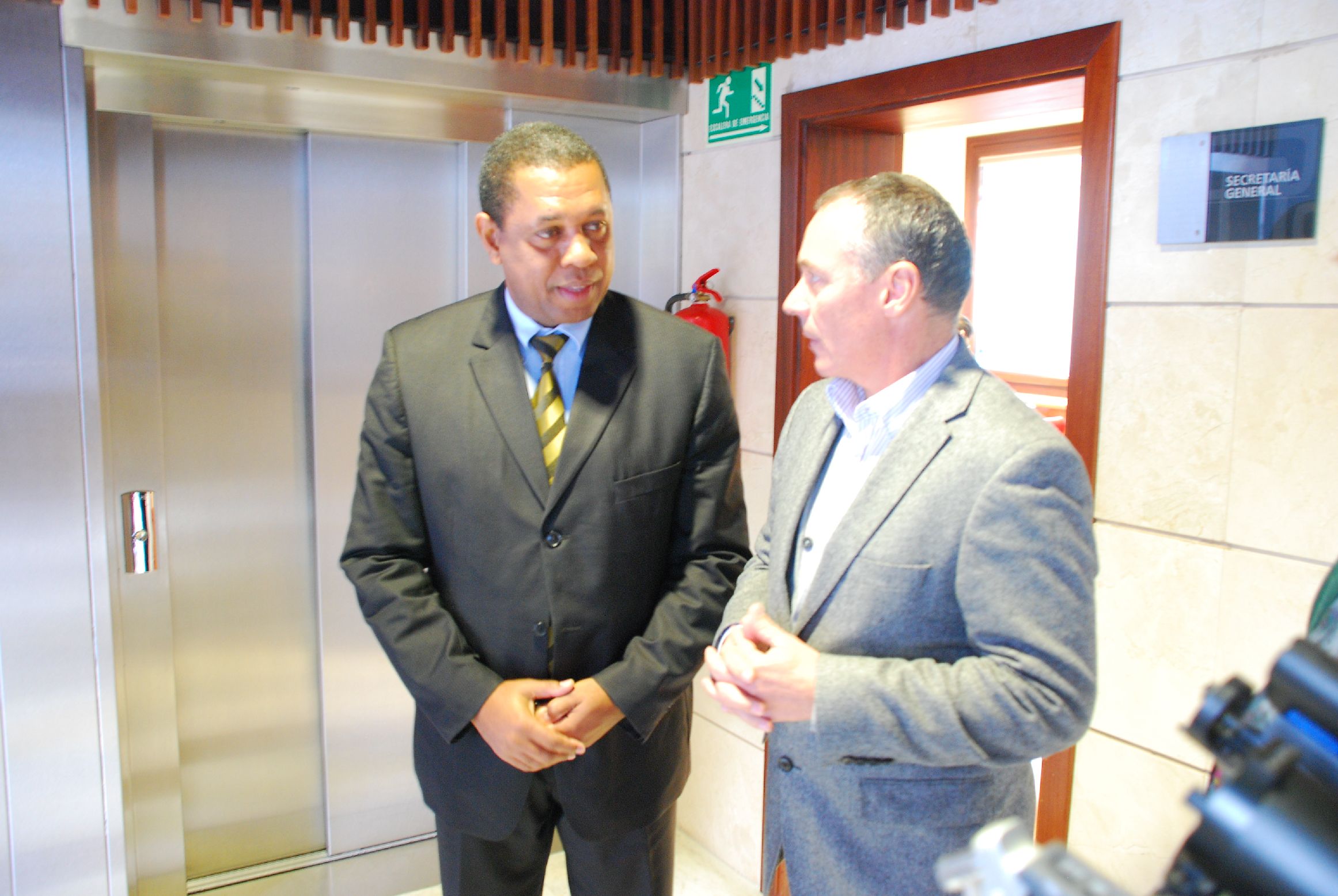5. Recepción al alcalde de Mindelo (Cabo Verde), D. Augusto César, por Luis Padilla -Secretario General de Casa África-