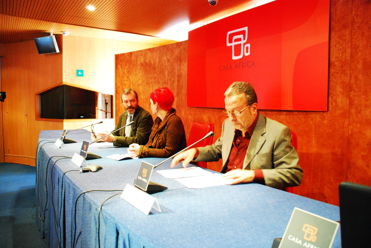 2. Presentación del Festival de Cine de Las Palmas de Gran Canaria en Casa África. A la der. Claudio Utrera, Director del Festival