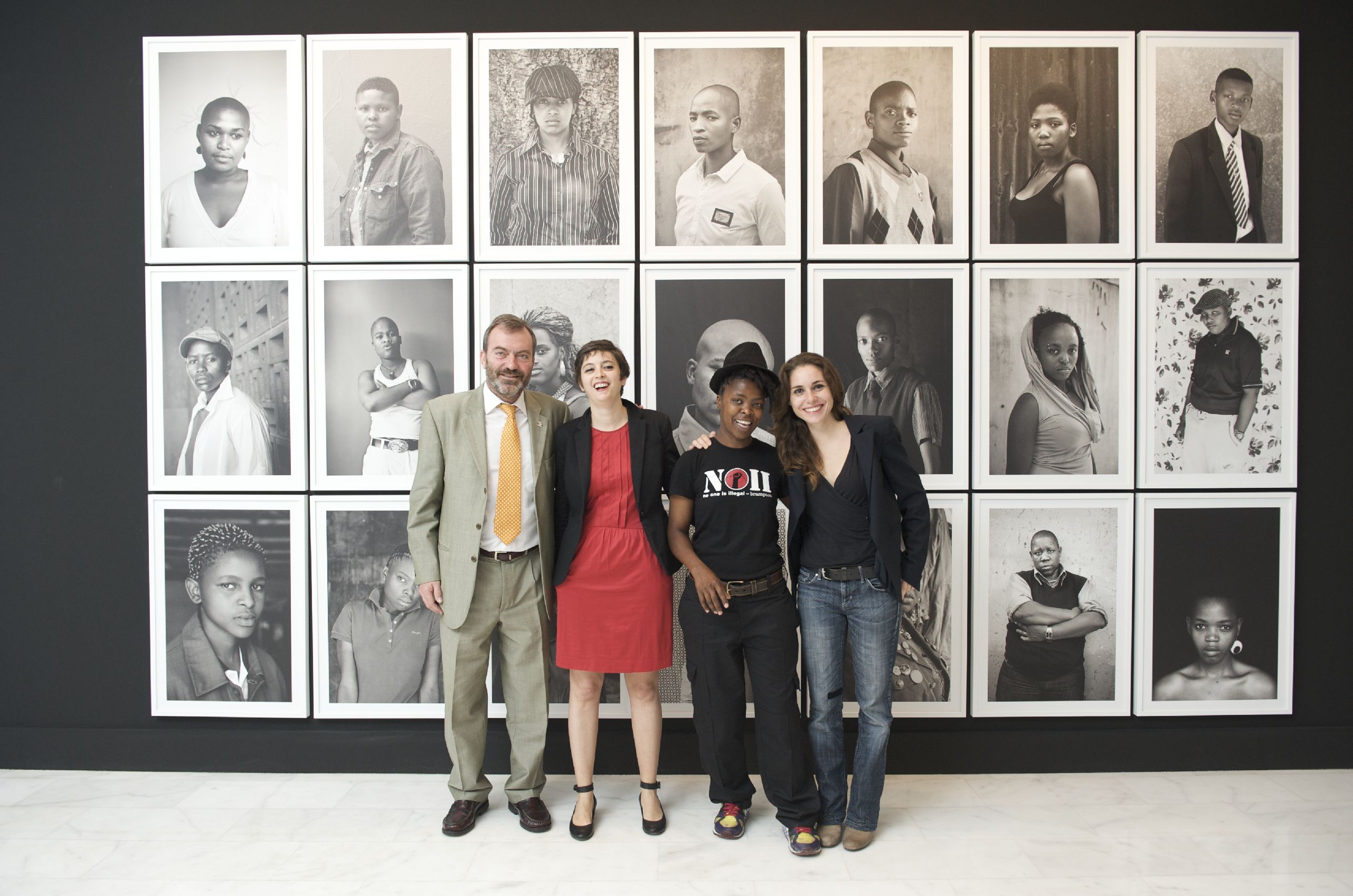 20. De izq. a der.: Ricardo Martínez -Director General de Casa África-, Sandra Maunac y Mónica Santos -Comisarias de la exposición- y Zanele Muholi en Casa África