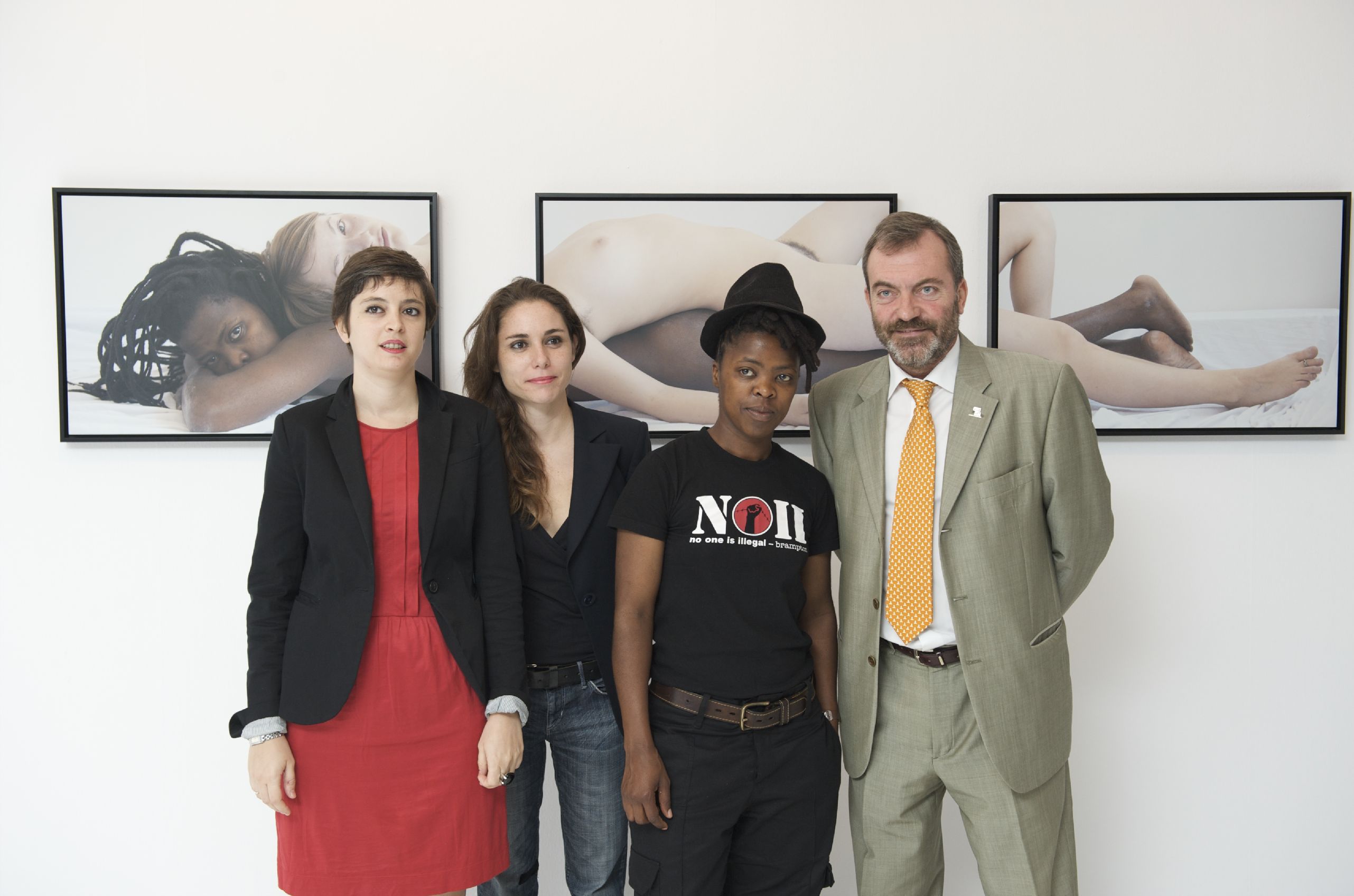 24. De izq. a der.: Ricardo Martínez -Director General de Casa África-, Sandra Maunac y Mónica Santos -Comisarias de la exposición- y Zanele Muholi en Casa África