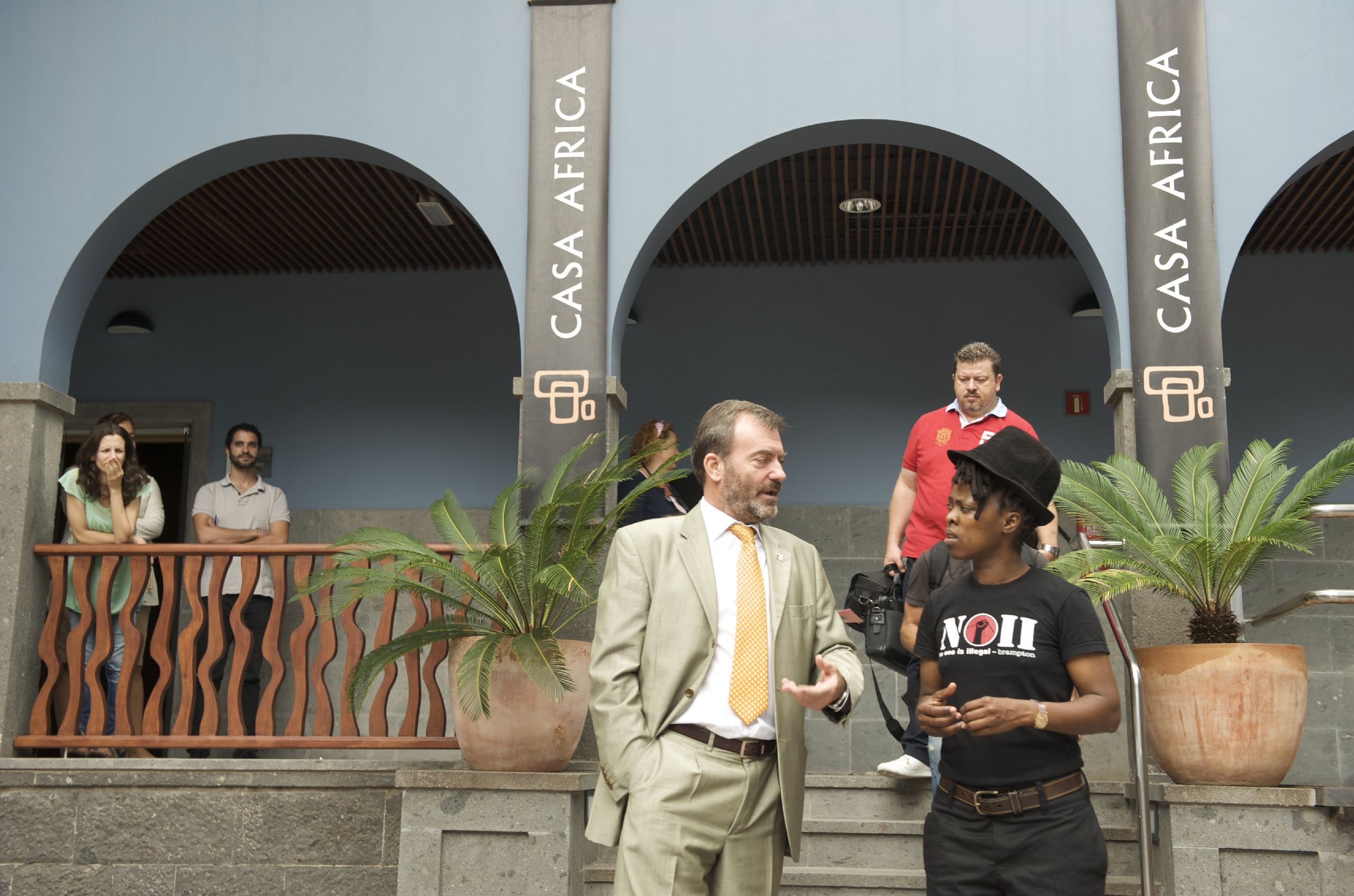 26. Zanele Muholi con Ricardo Martínez Vázquez -Director General de Casa África-