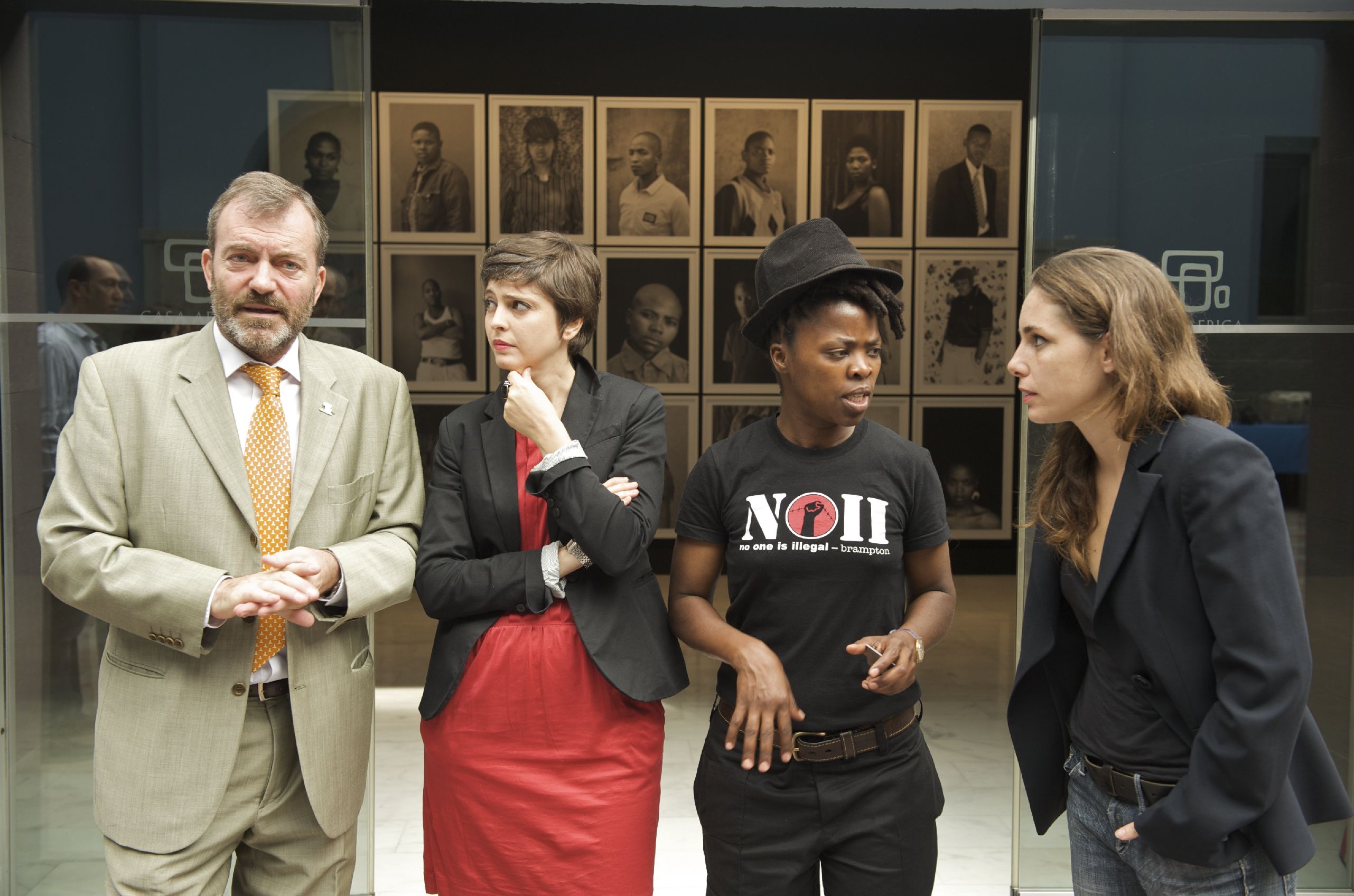 30. De izq. a der.: Ricardo Martínez -Director General de Casa África-, Sandra Maunac y Mónica Santos -Comisarias de la exposición- y Zanele Muholi en Casa África