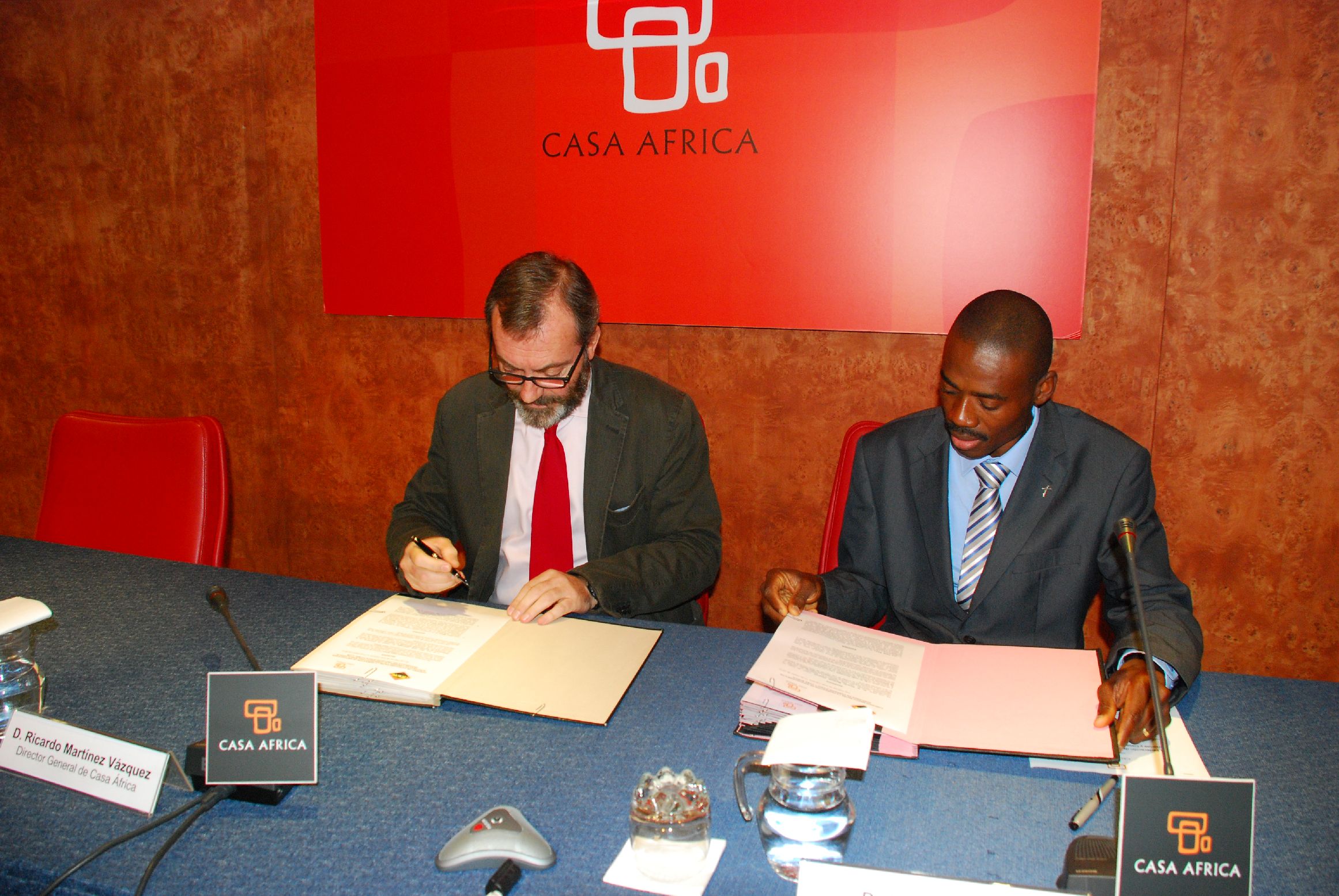 1. Ricardo Martínez Vázquez -Director General de Casa África- y Jude Omoregie -Presidente de la Federación de Asociaciones Africanas en Canarias (FAAC)- en la firma del convenio de colaboración