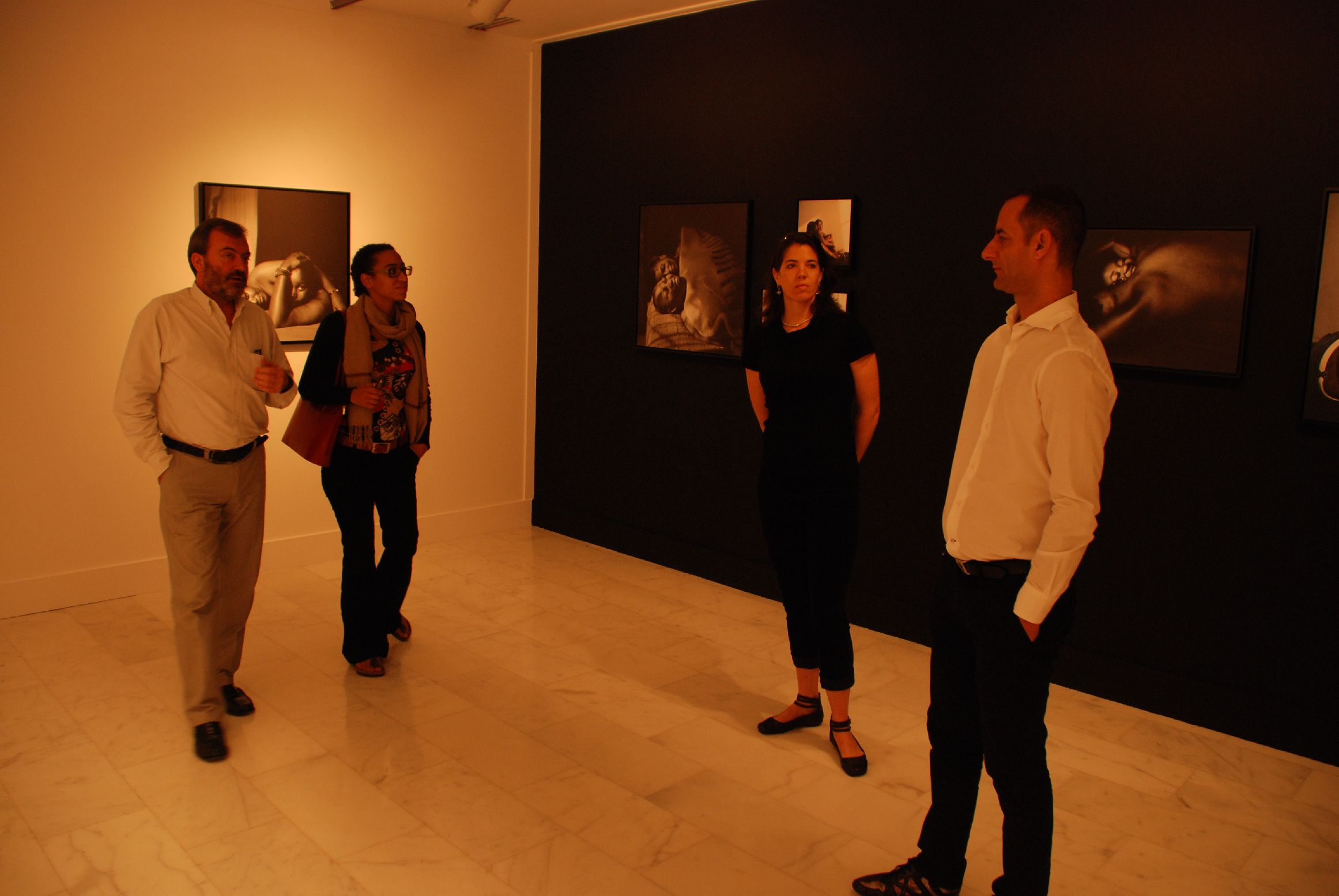 1. La directora de Greatmore Studios en Ciudad del Cabo, Kadiatou Diallo y Kate Tarratt, representante de Thupelo Workshops Cape Town y de Triangle Arts Trust en Londres en Casa África