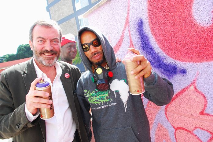 38. Ricardo Martínez - Director General de Casa África - con Big Key durante la creación del Mural Desarrocio: Mural comunitario 'Urban Art en el Campus' en la Universidad de Las Palmas de Gran Canaria