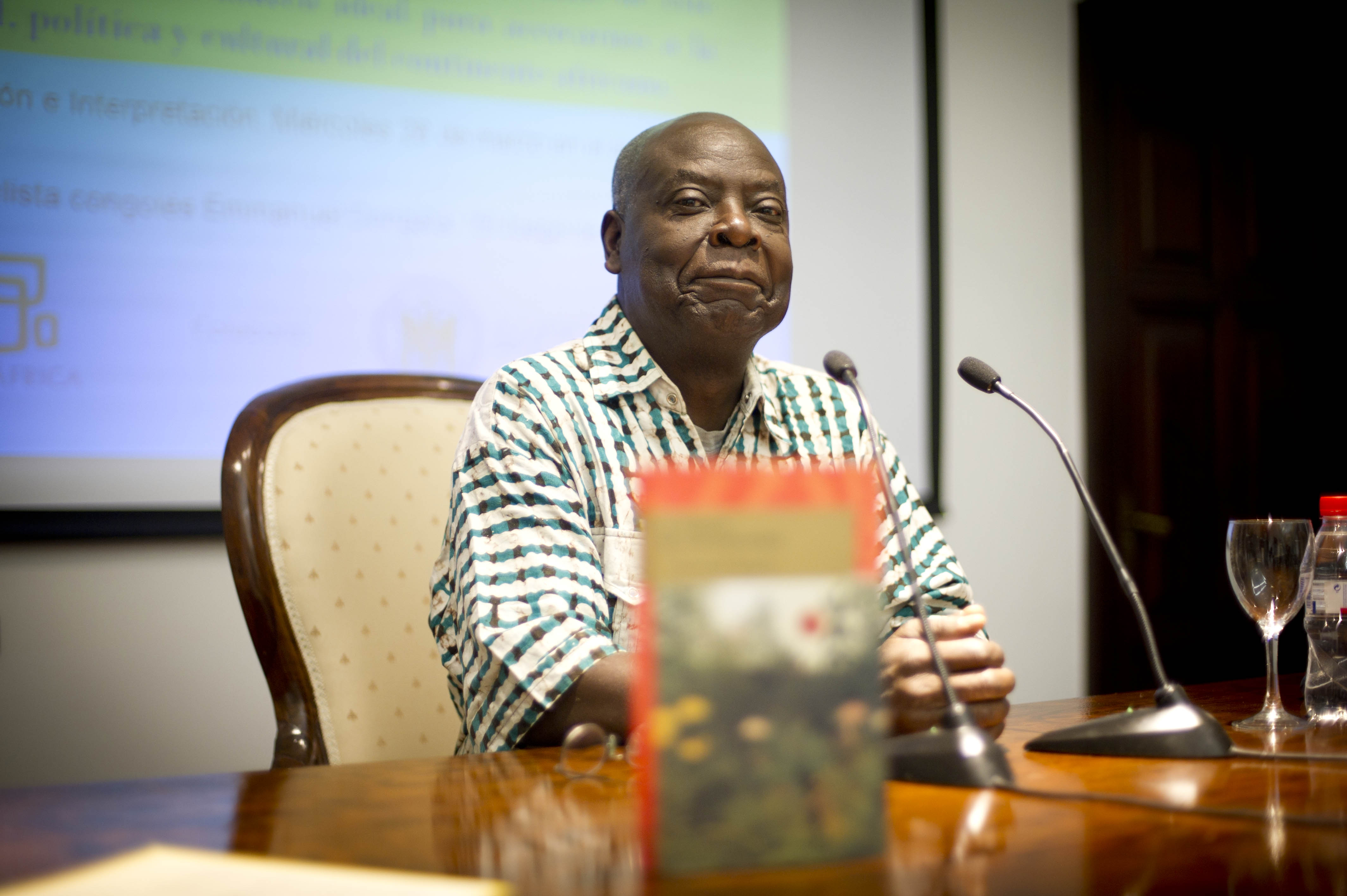 2. Imagen de Emmanuel Dongala en la presentación del libro El fuego de los orígenes, dentro del programa de Letras Africanas sobre literatura de Casa África