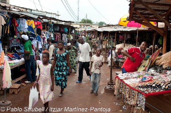 3. Franceville. Mercado