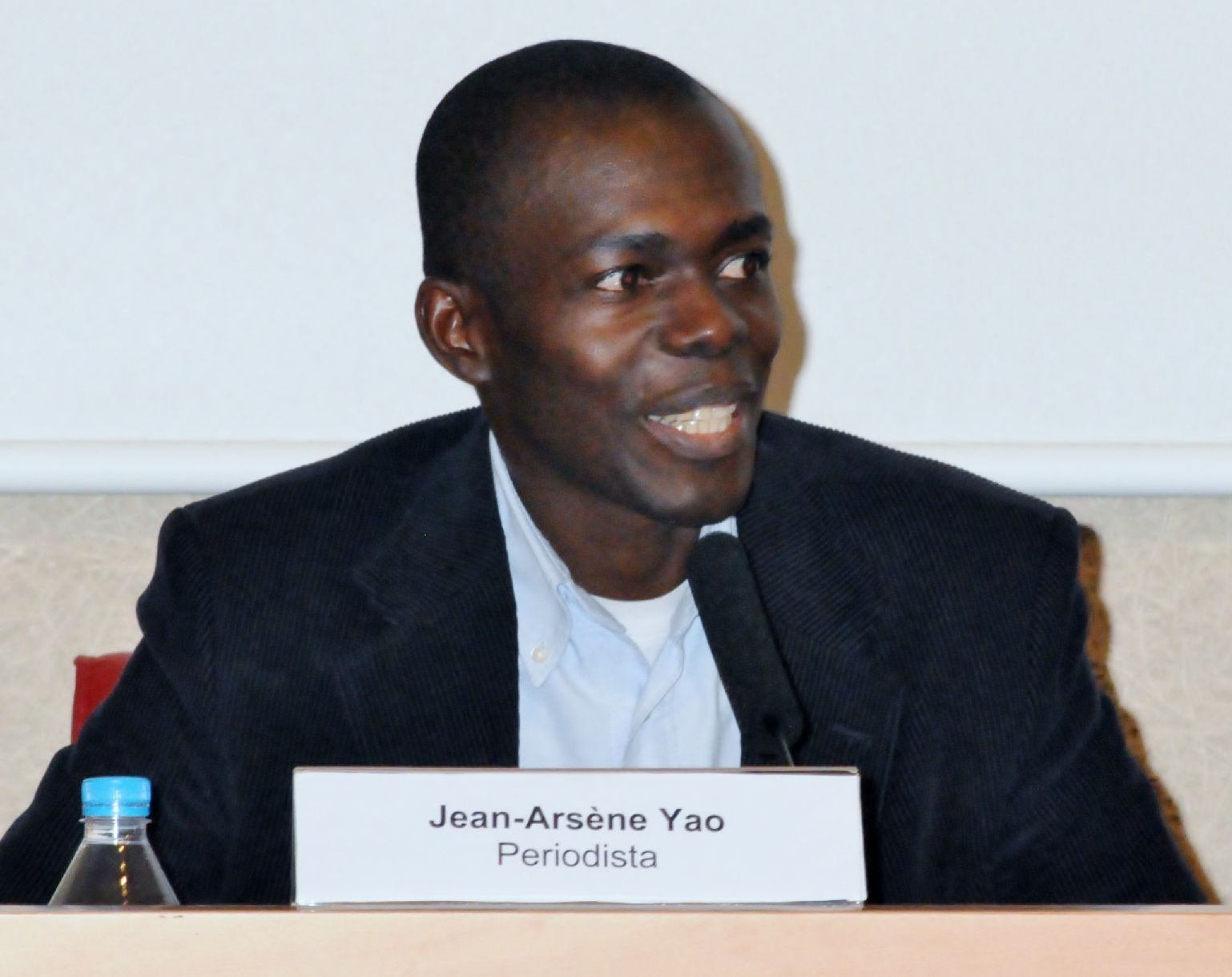 13. Mesa de presentación del Cuaderno Africano Si hablas de nosotros. Jean-Ársène Yao -periodista de Côte d'Ivoire-