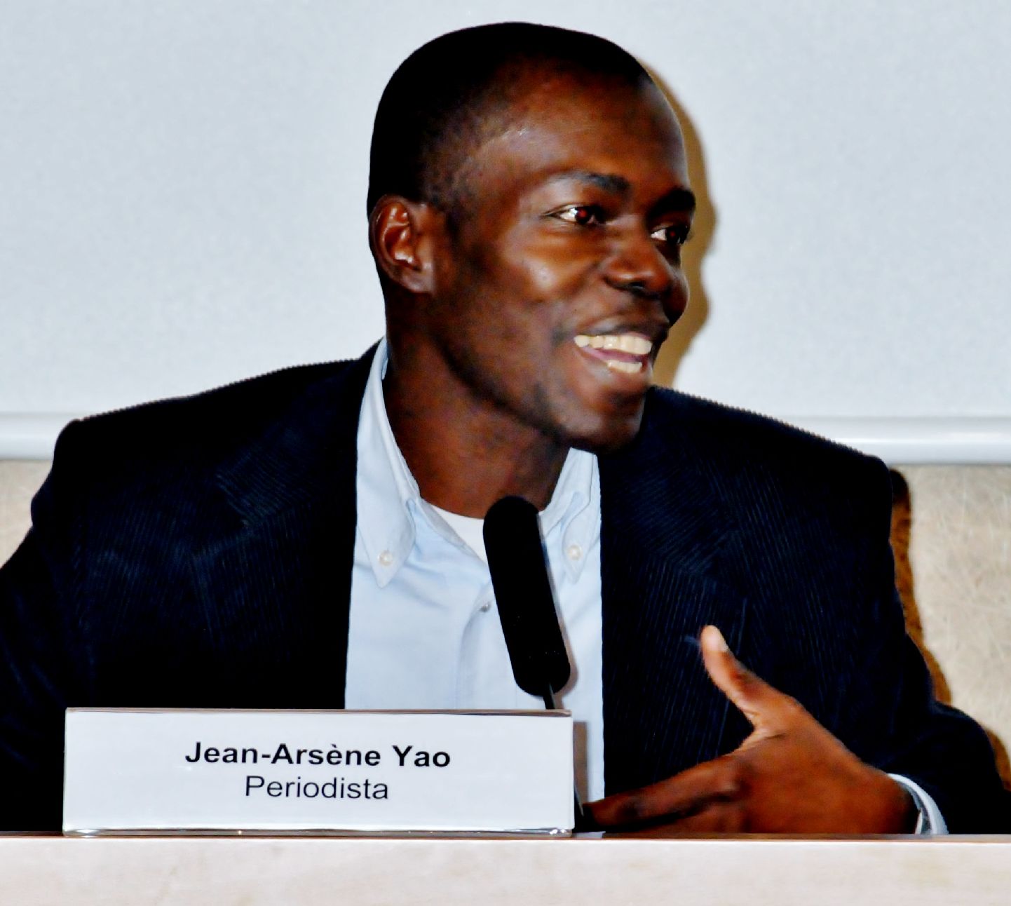 14. Mesa de presentación del Cuaderno Africano Si hablas de nosotros. Jean-Arsène Yao -periodista de Côte d'Ivoire-