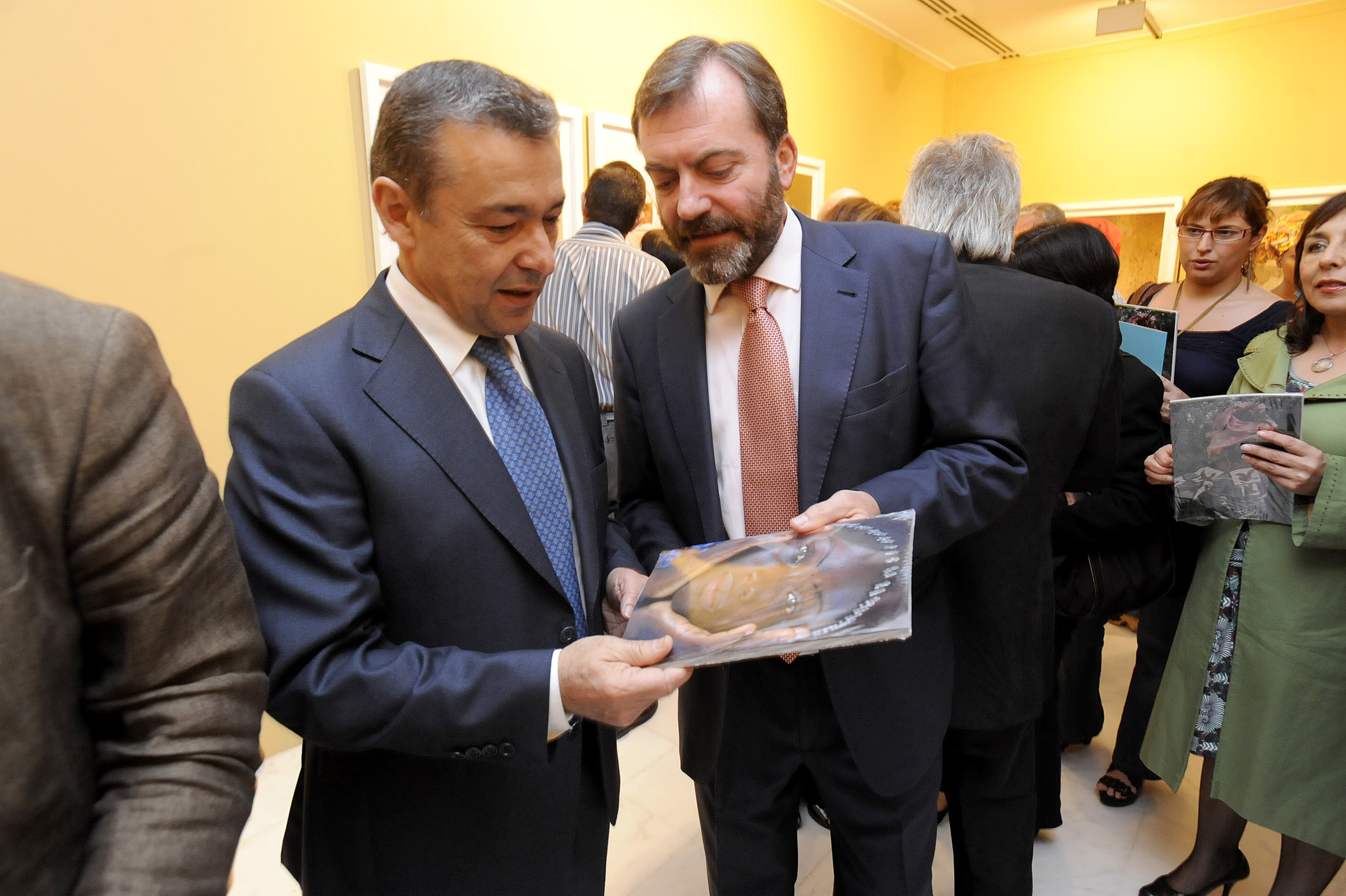 19. Paulino Rivero -Presidente del Gobierno de Canarias- y Ricardo Martínez -Director General de Casa África- en la inauguración de la exposición Soutoura en Casa África
