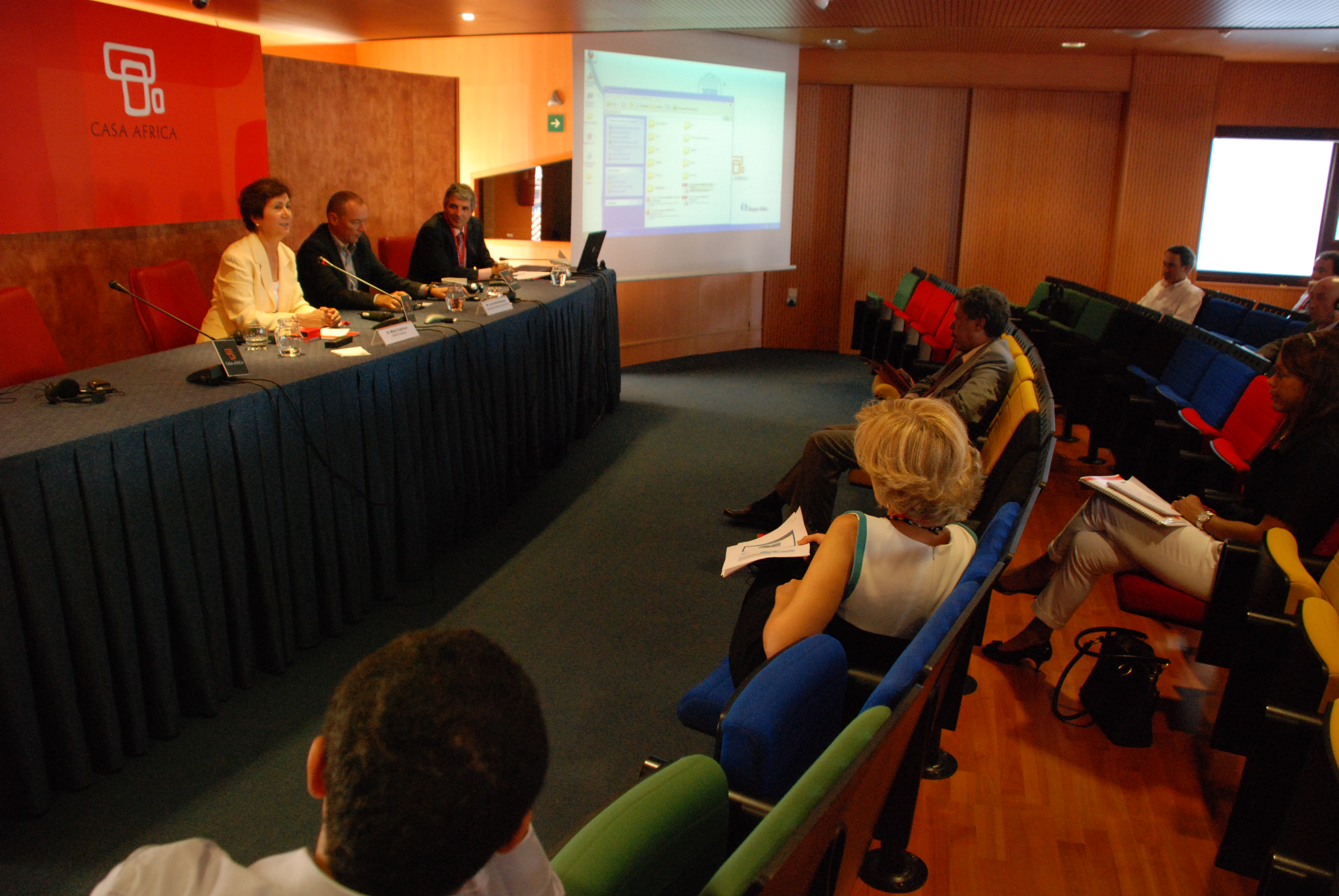2. Mesa de inauguración de la Conferencia de la Asociación Internacional de Transporte Multimodal celebrada en Casa África