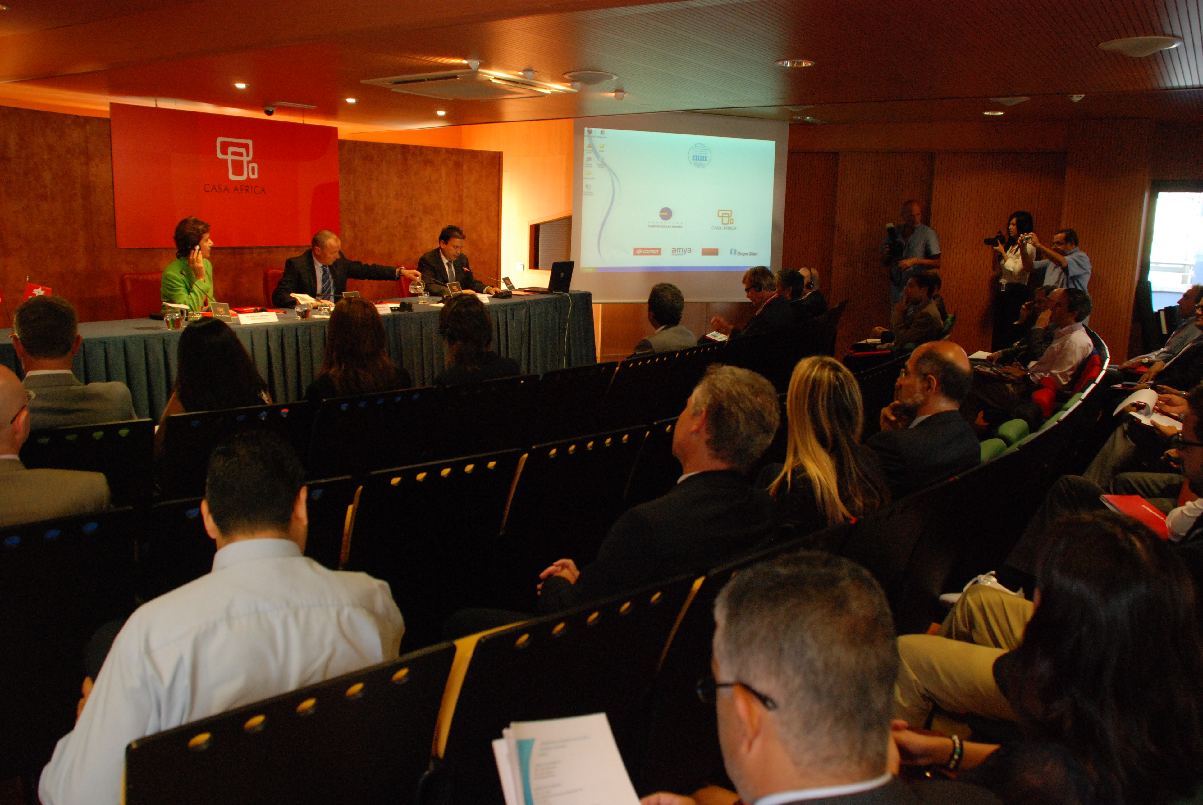 5. Mesa de inauguración de la Conferencia de la Asociación Internacional de Transporte Multimodal celebrada en Casa África