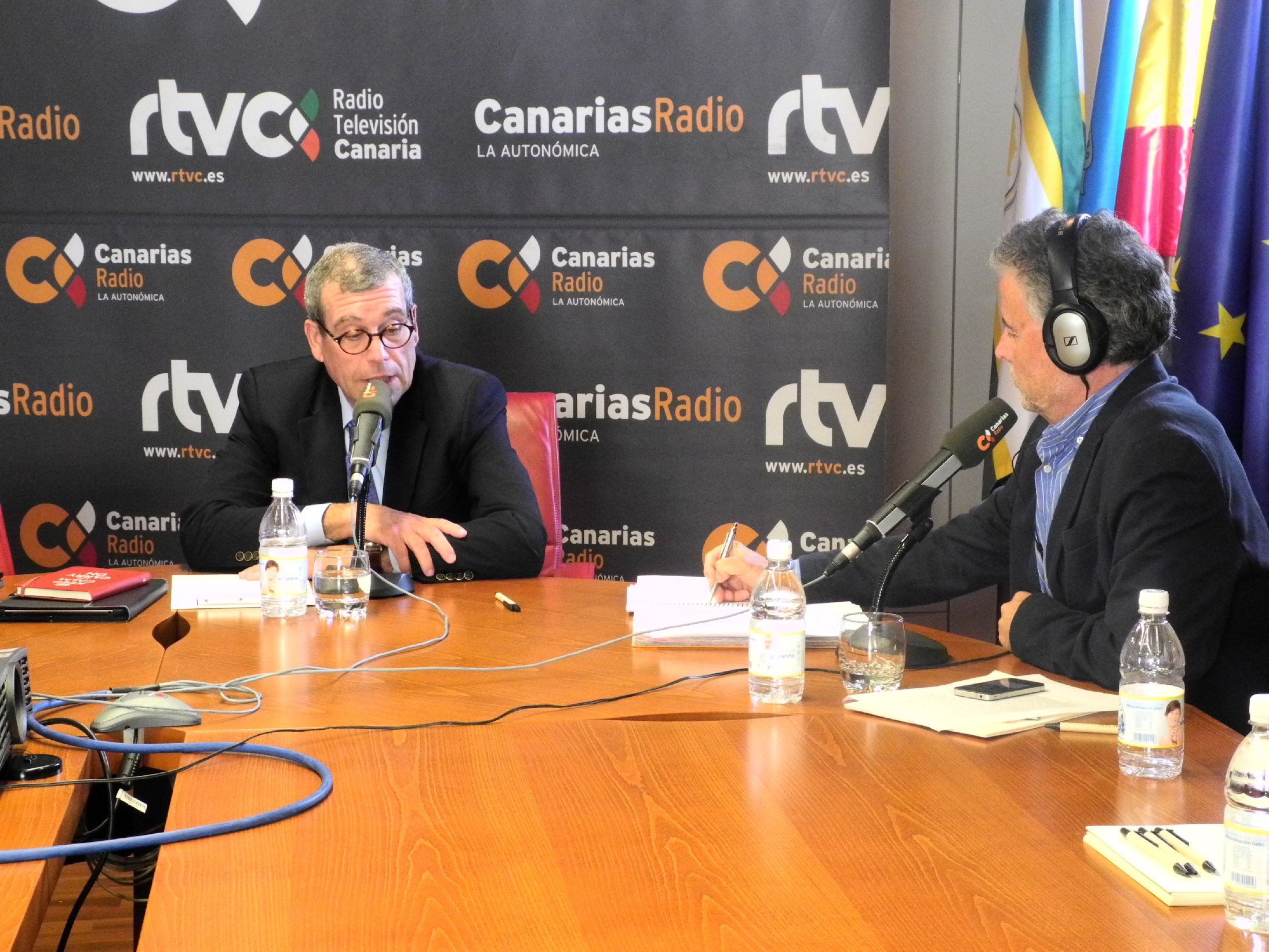 2. Imágenes de la entrevista concedida a Santiago Martínez-Caro, Director General de Casa África, en Ahora África de Canarias Radio en Casa África