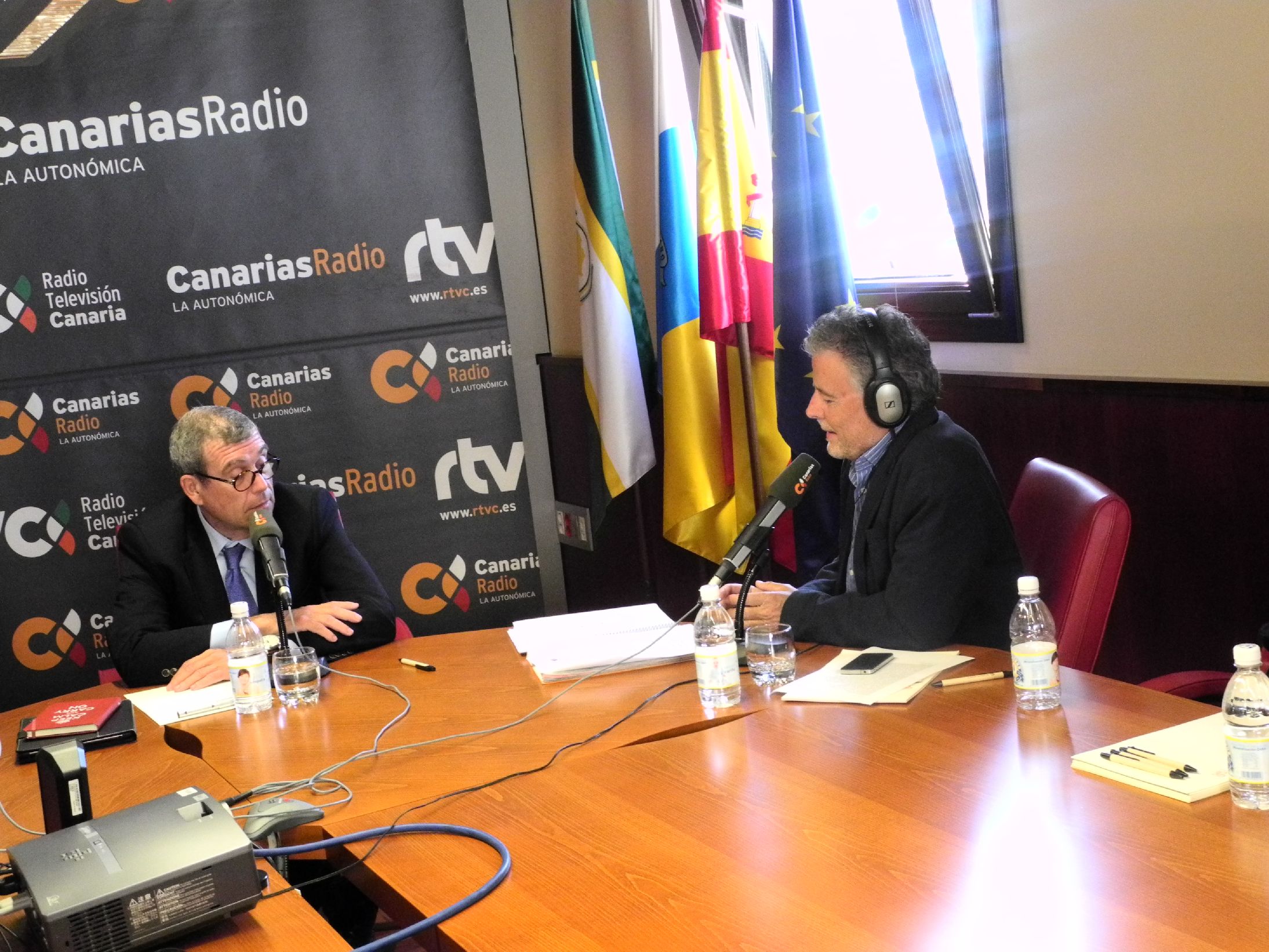 6. Imágenes de la entrevista concedida a Santiago Martínez-Caro, Director General de Casa África, en Ahora África de Canarias Radio en Casa África