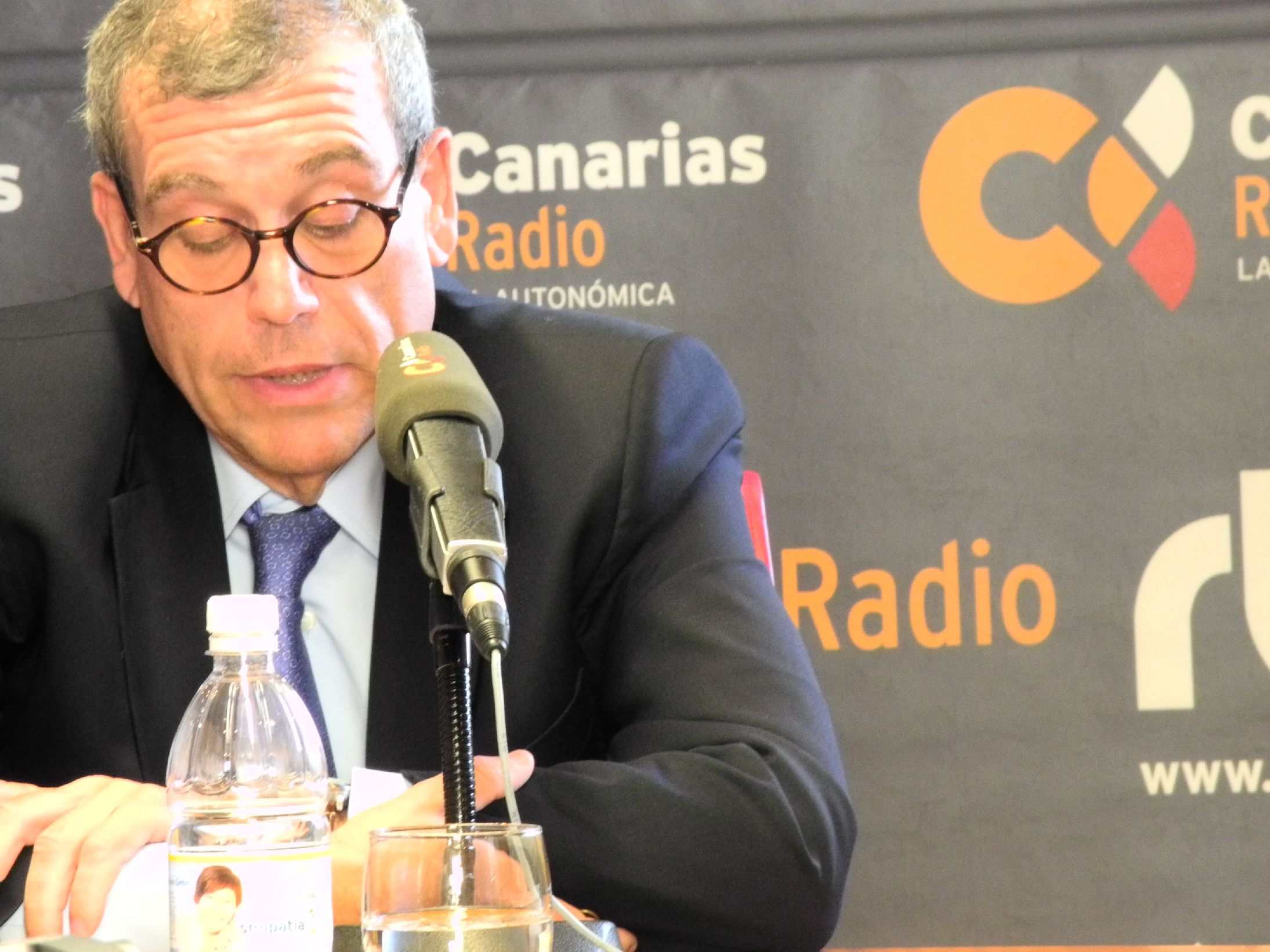 7. Imágenes de la entrevista concedida a Santiago Martínez-Caro, Director General de Casa África, en Ahora África de Canarias Radio en Casa África
