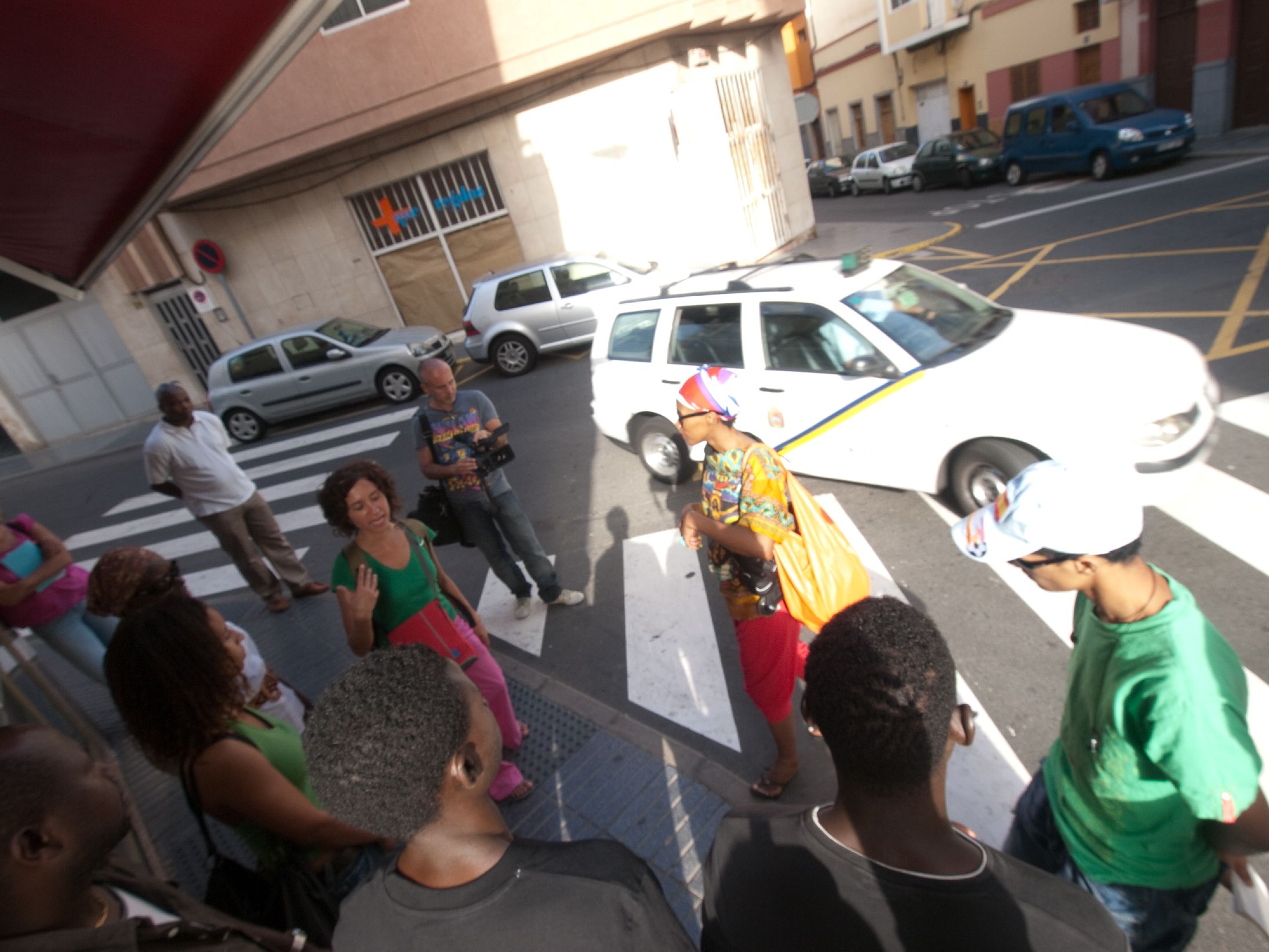 4. Grupo de participantes del Taller de Fotografía Historias de Vida en el marco de la exposición Bienvenidos al paraíso de la artista Nontsikelelo Veleko en septiembre de 2009