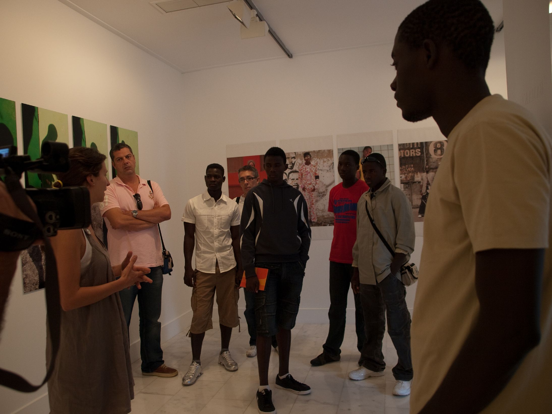 12. Visita del grupo del Taller de Fotografía Historias de Vida a la exposición Bienvenidos al paraíso de la artista Nontsikelelo Veleko en septiembre de 2009