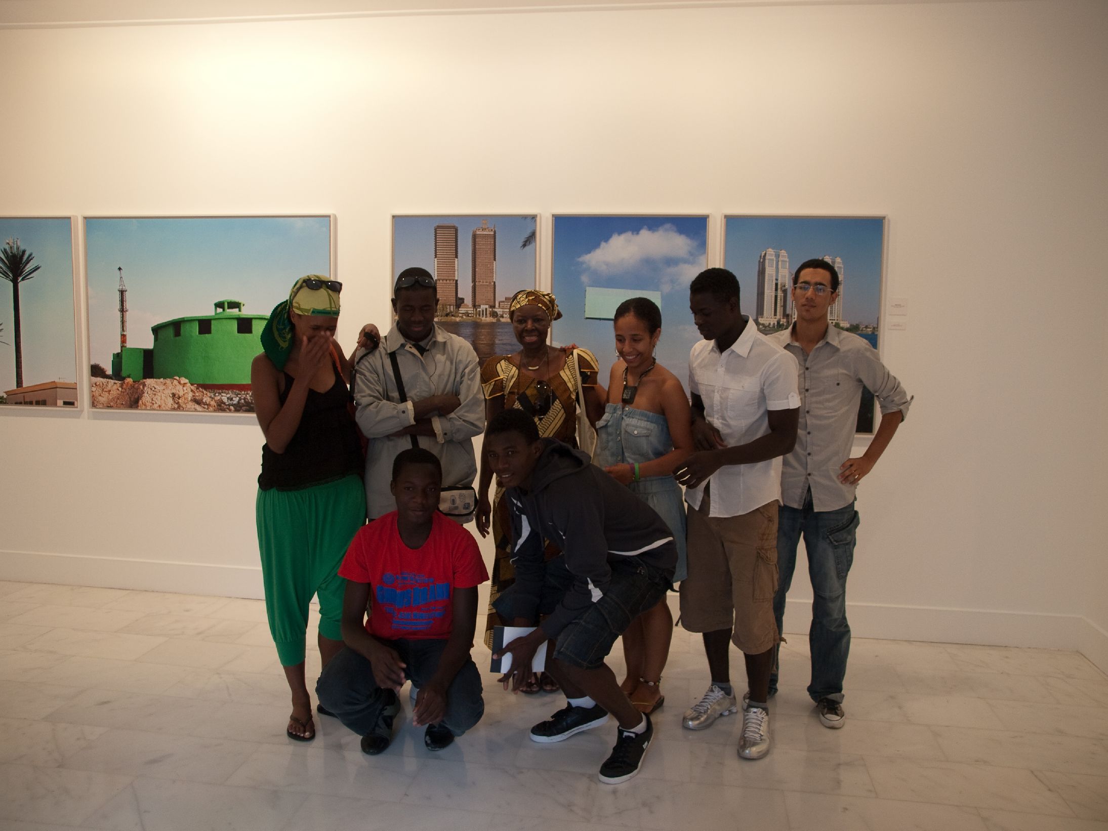 14. Visita del grupo del Taller de Fotografía Historias de Vida a la exposición Bienvenidos al paraíso de la artista Nontsikelelo Veleko en septiembre de 2009